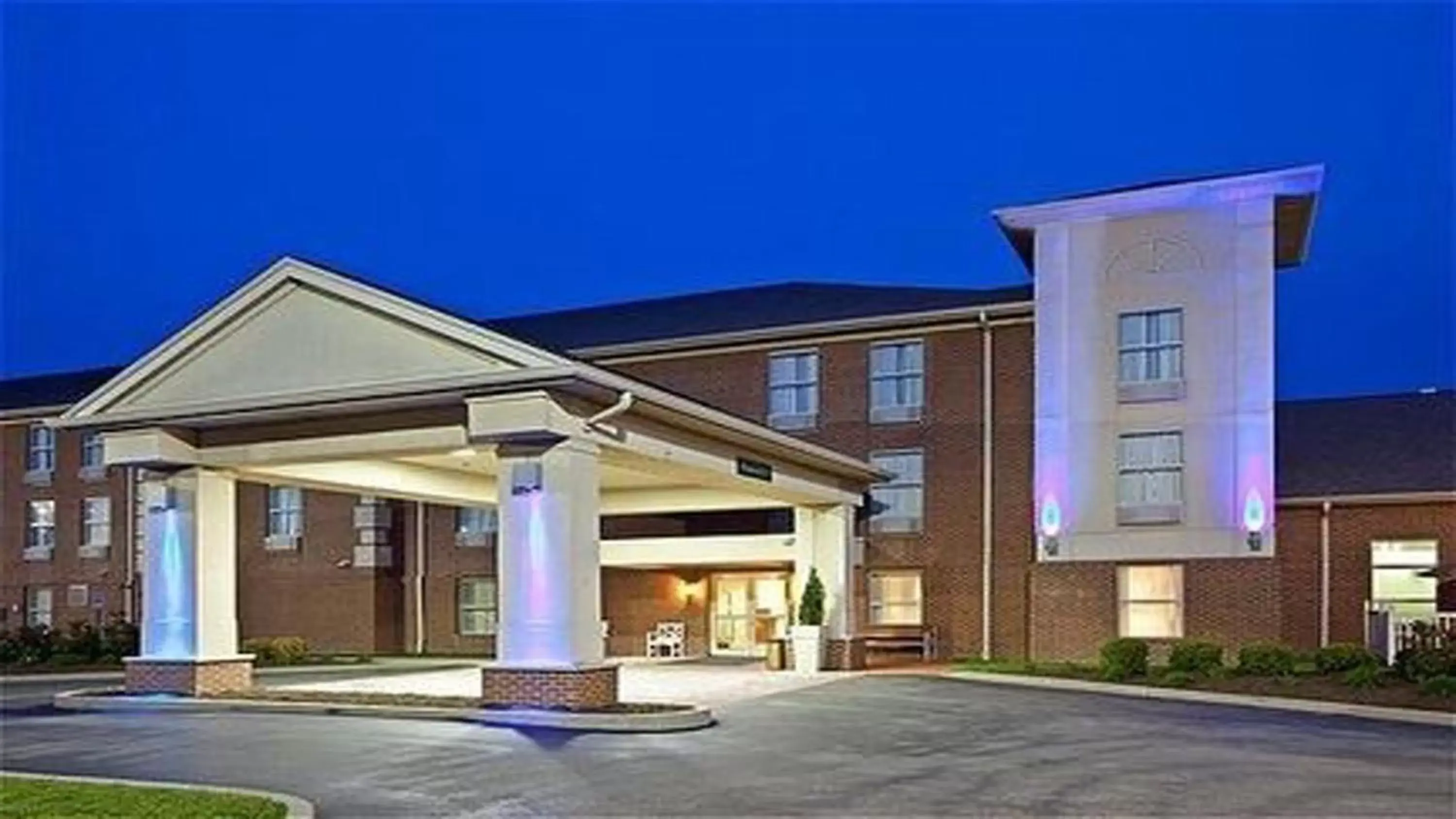 Property Building in Holiday Inn Express Fairfield, an IHG Hotel