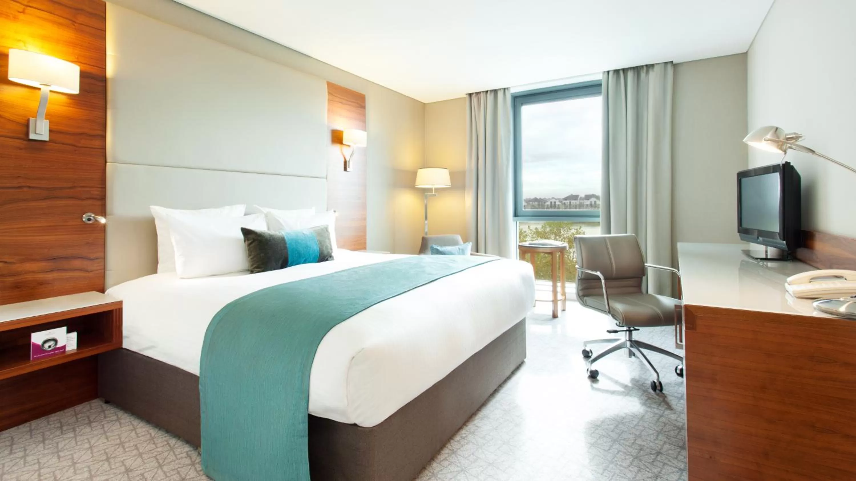 TV and multimedia, Bed in Crowne Plaza London - Docklands by IHG