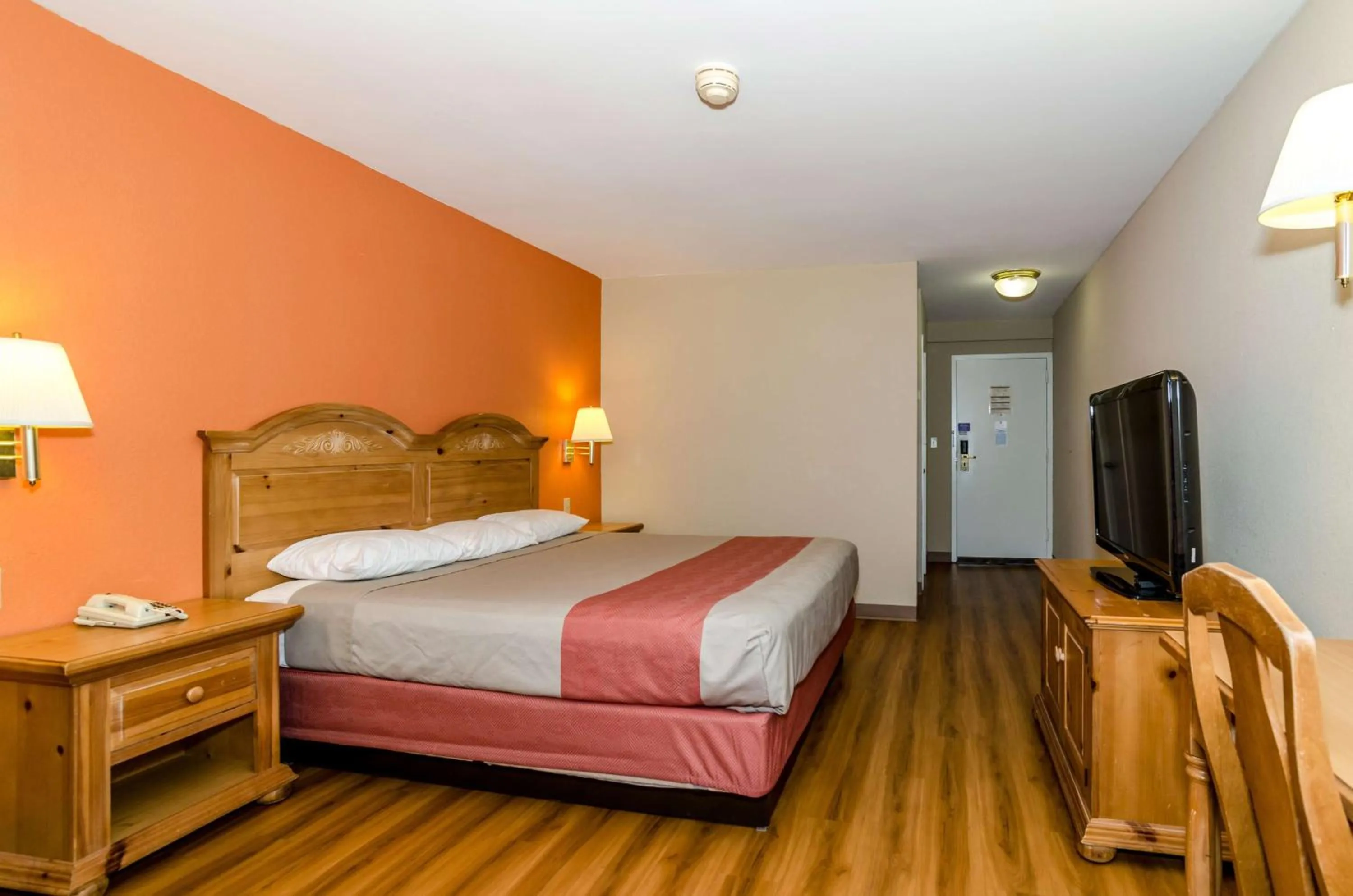 TV and multimedia, Bed in Motel 6-Newark, DE