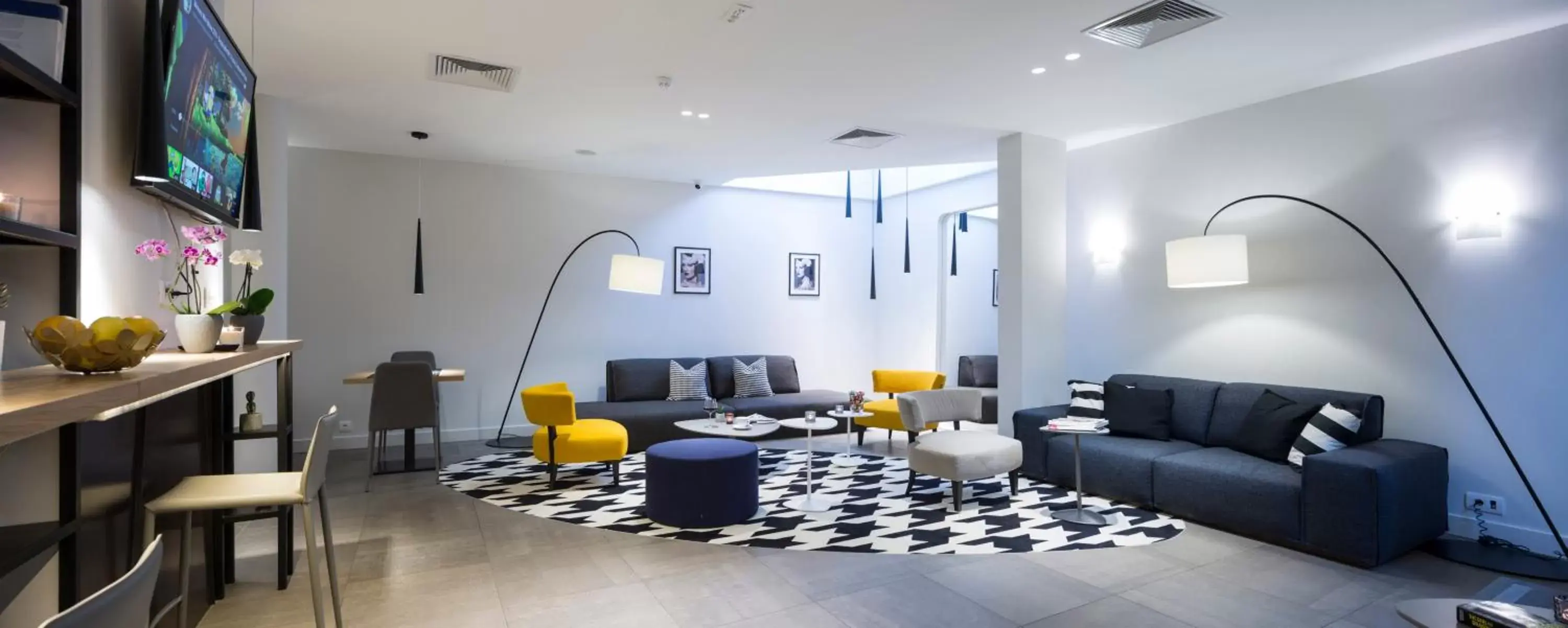 Communal lounge/ TV room in Livris Hotel