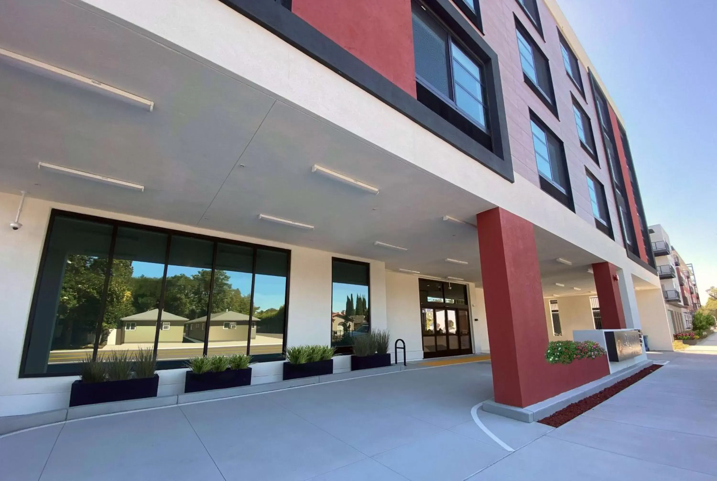 Property building in La Quinta Inn & Suites by Wyndham San Jose Silicon Valley