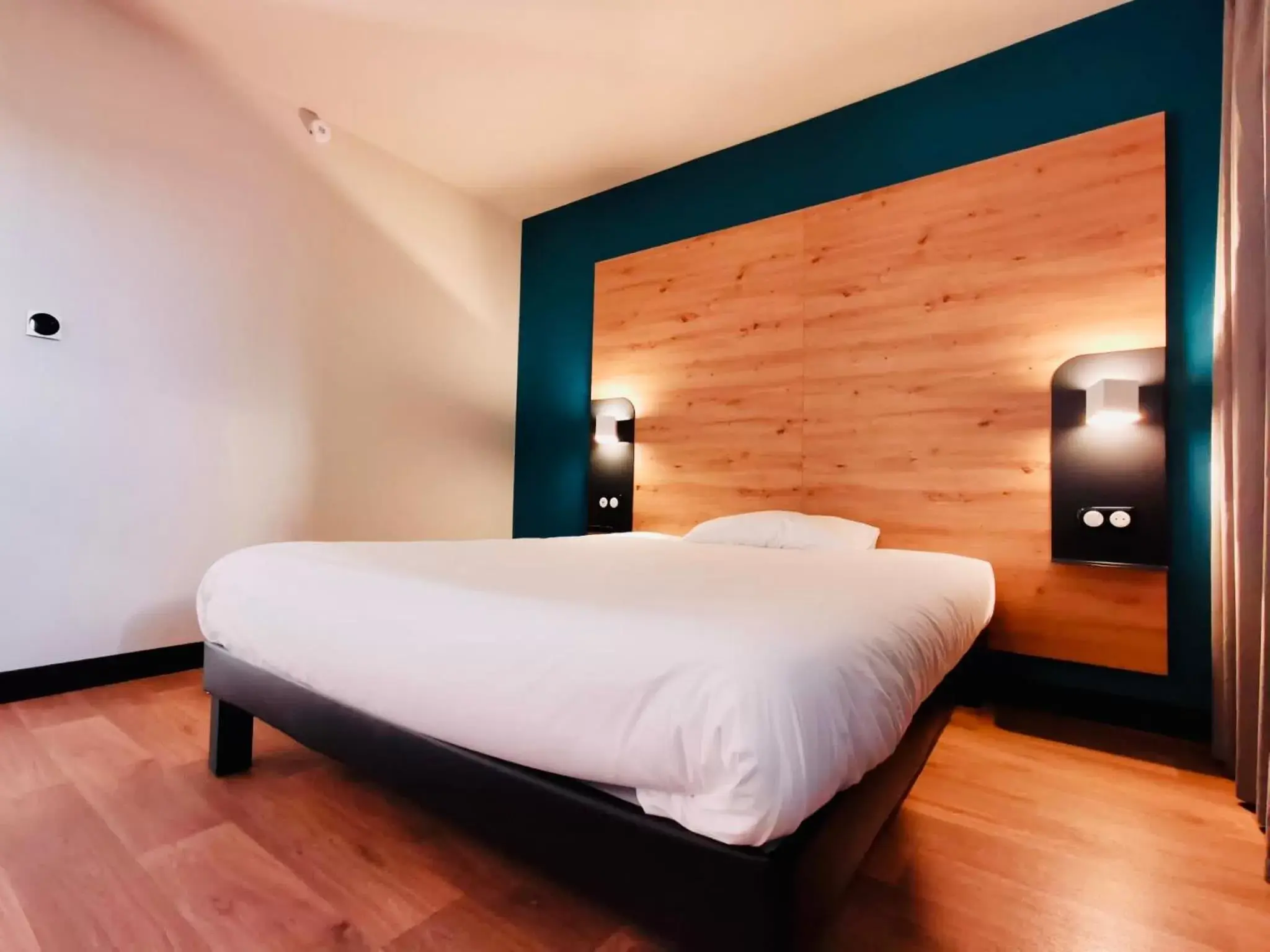 Bedroom, Bed in B&B HOTEL Saint-Martin-de-Crau Alpilles Camargue