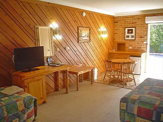 Photo of the whole room, TV/Entertainment Center in Coachmans Rest Motor Lodge