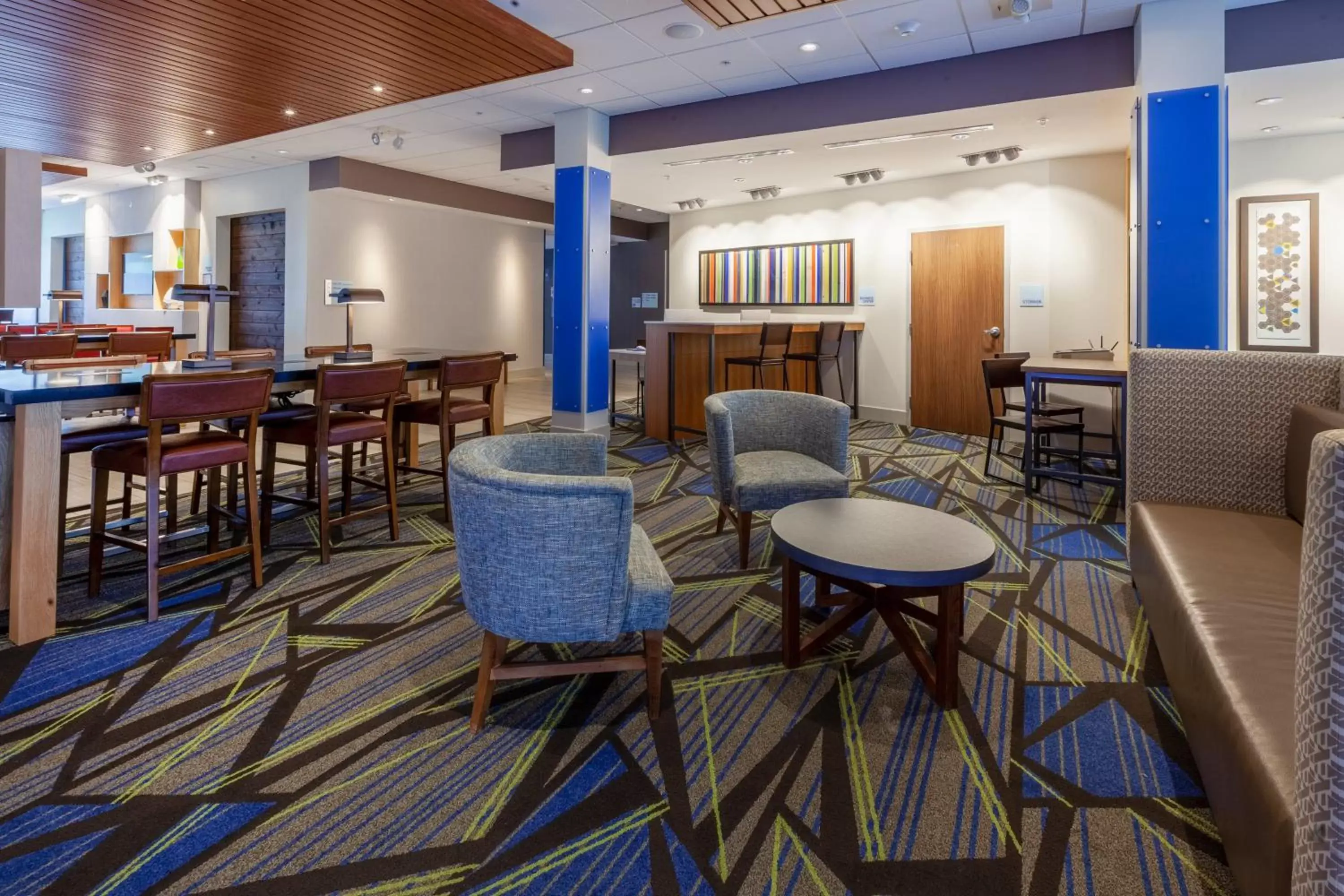 Property building, Lounge/Bar in Holiday Inn Express & Suites Brunswick-Harpers Ferry Area, an IHG Hotel