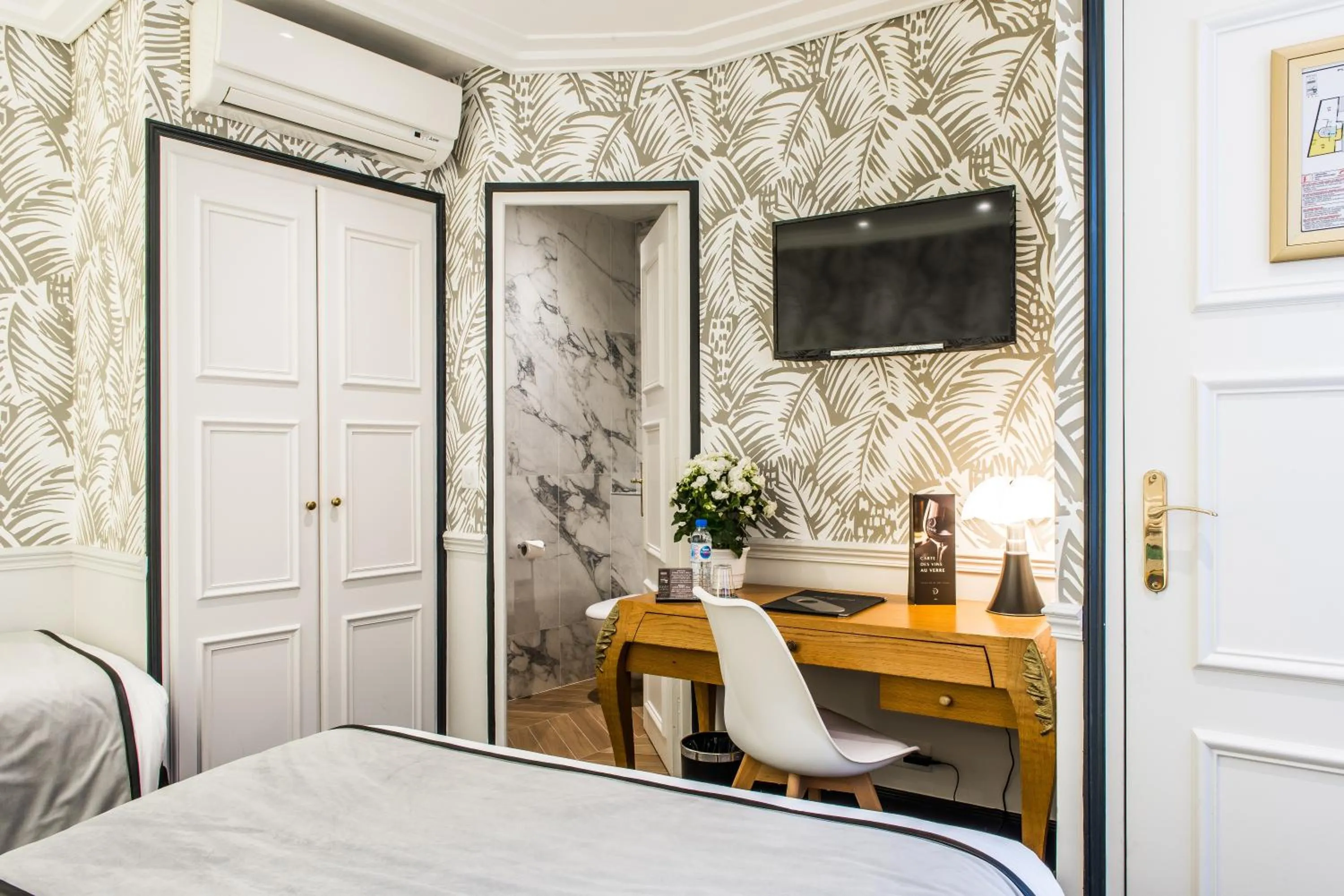 Bedroom, Bed in Hôtel Jardin Le Bréa