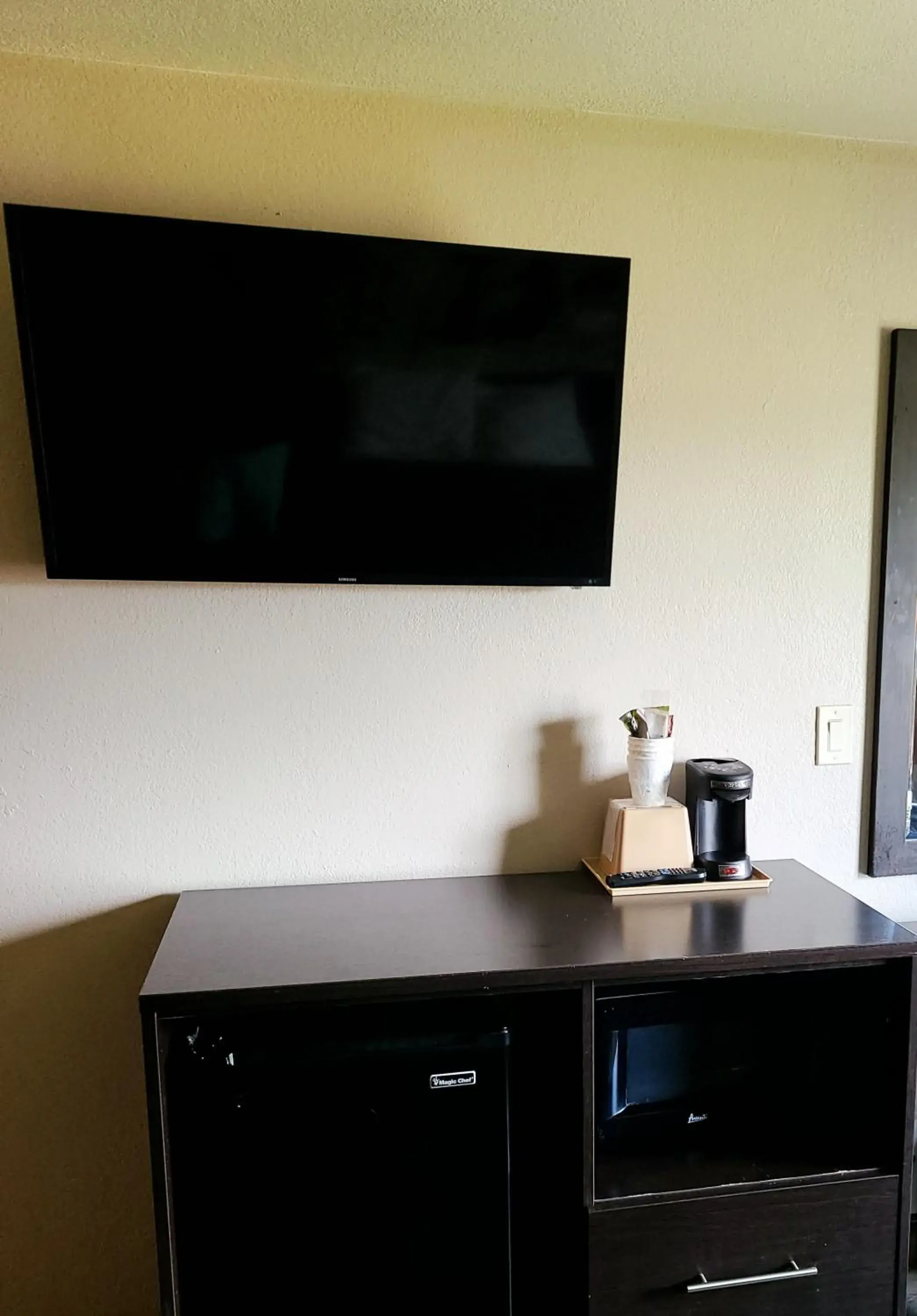 TV and multimedia, TV/Entertainment Center in Super 8 by Wyndham - Mesa/Gilbert