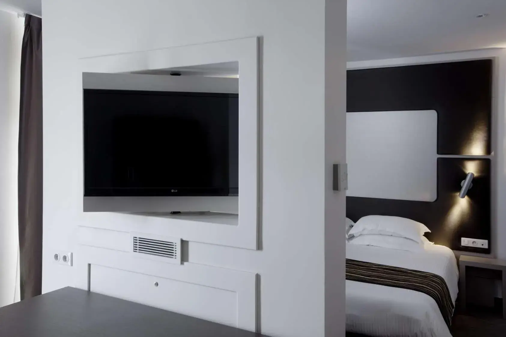 Bedroom, TV/Entertainment Center in Brit Hotel de Grignan Vichy