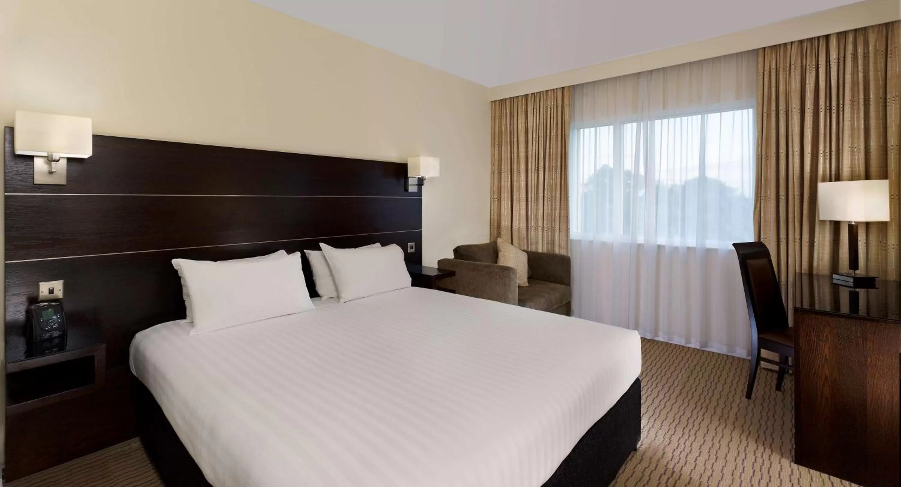 Bedroom in DoubleTree by Hilton London Heathrow Airport