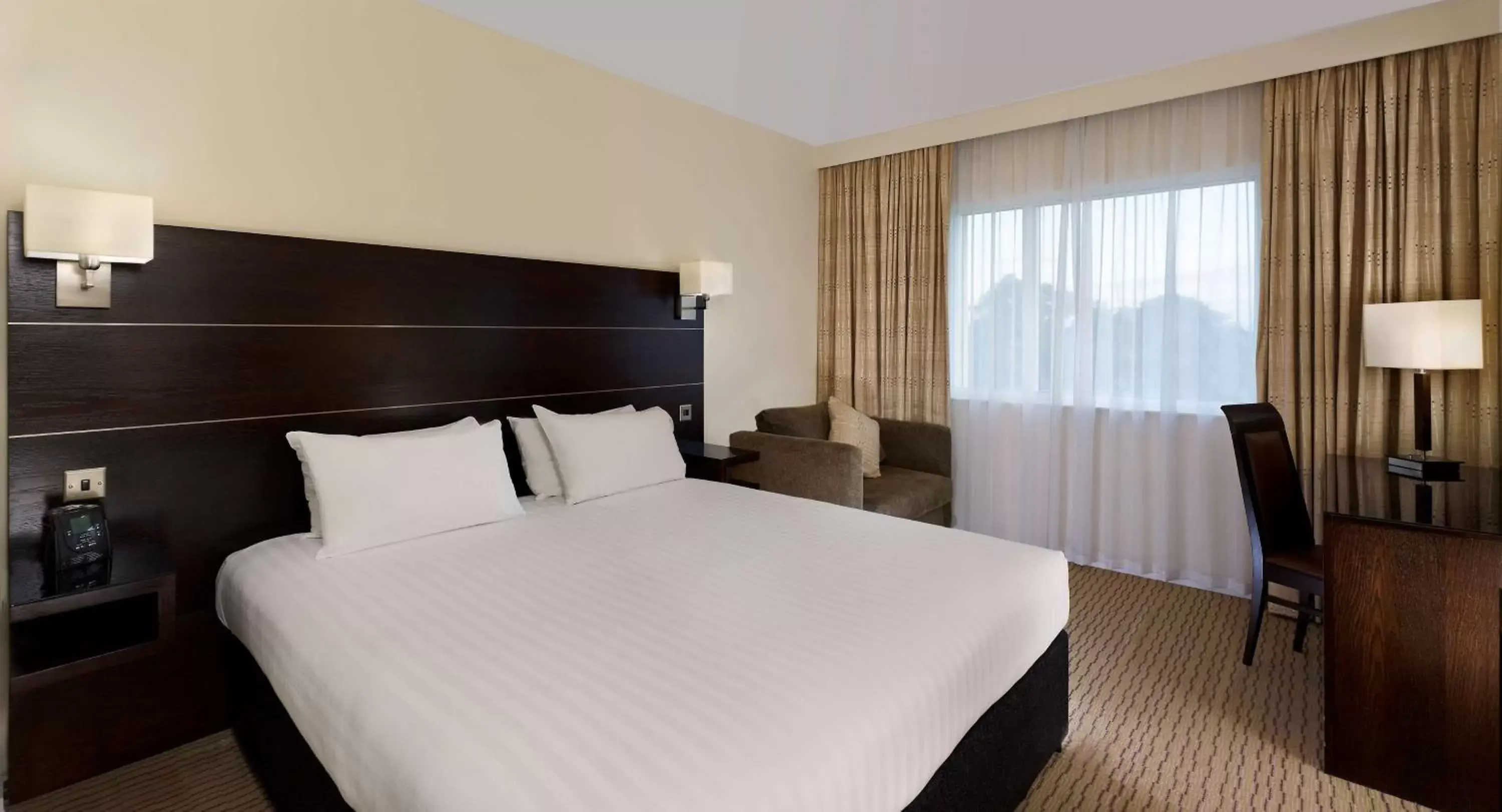 Bedroom, Bed in DoubleTree by Hilton London Heathrow Airport