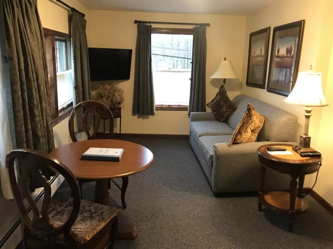 Living room, Seating Area in Woodfield Manor - A Sundance Vacations Property