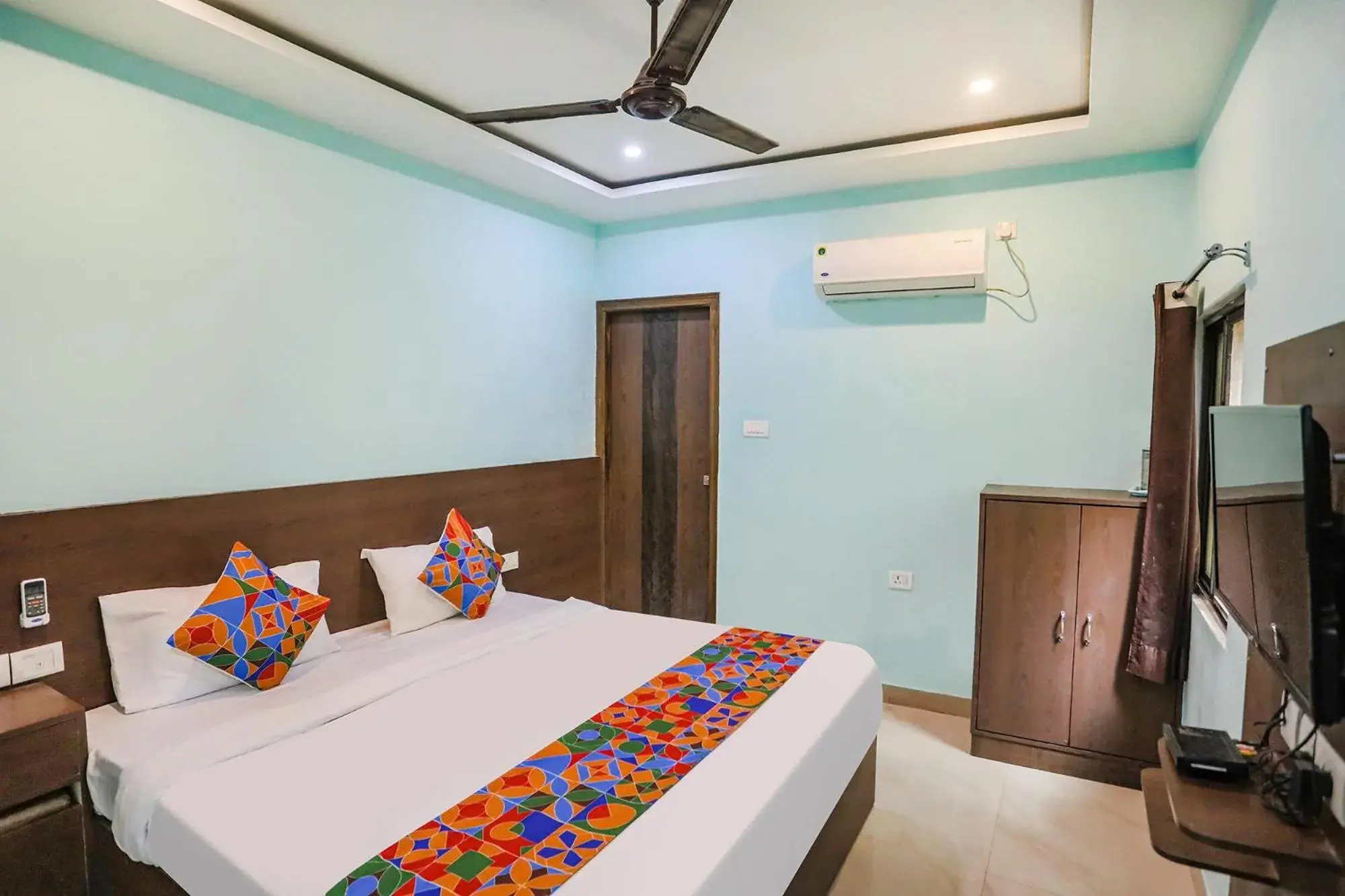 Communal lounge/ TV room, Bed in FabExpress Banarasi Kothi