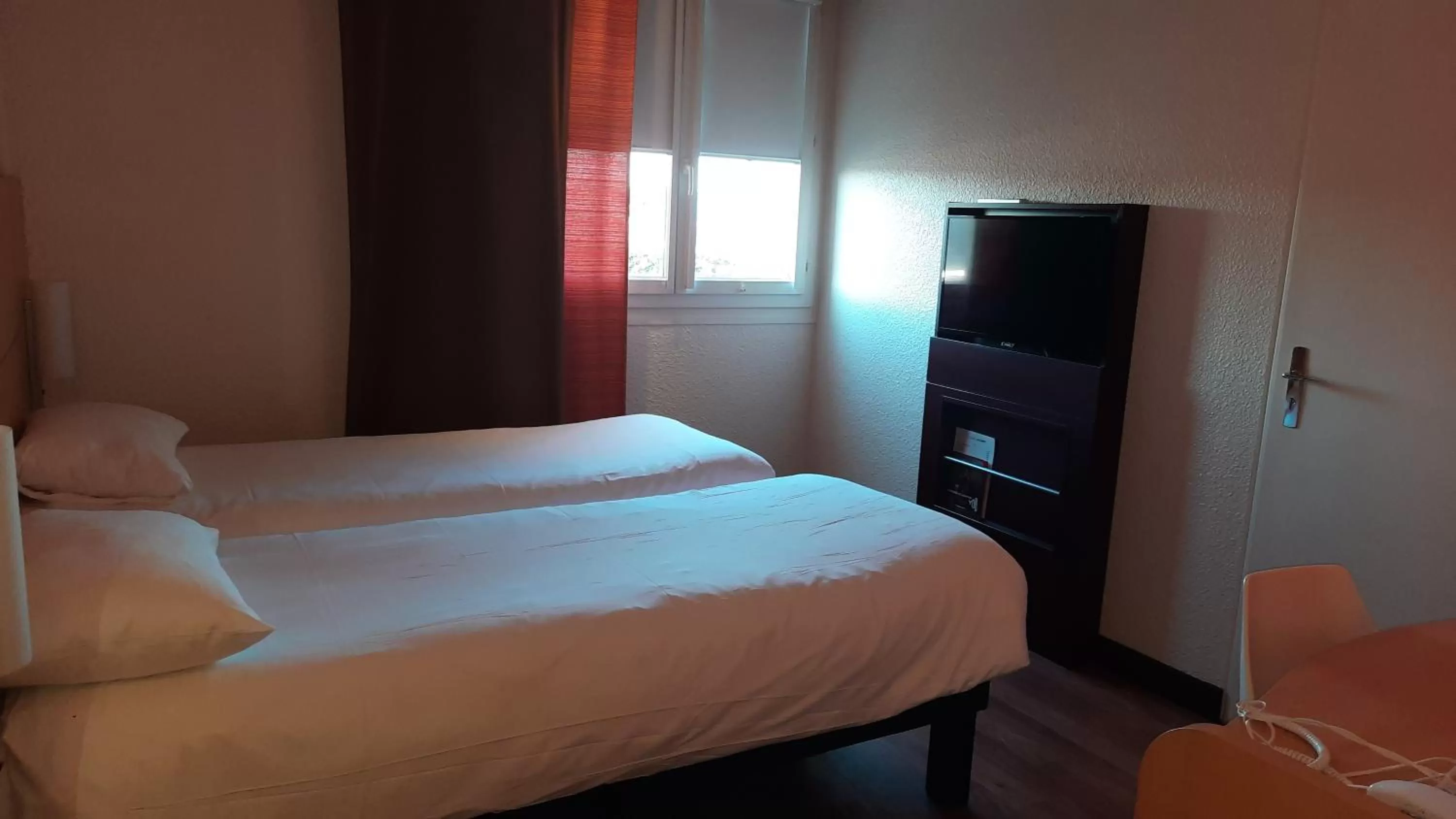 Bed in Ibis Roanne Le Coteau Hotel Restaurant