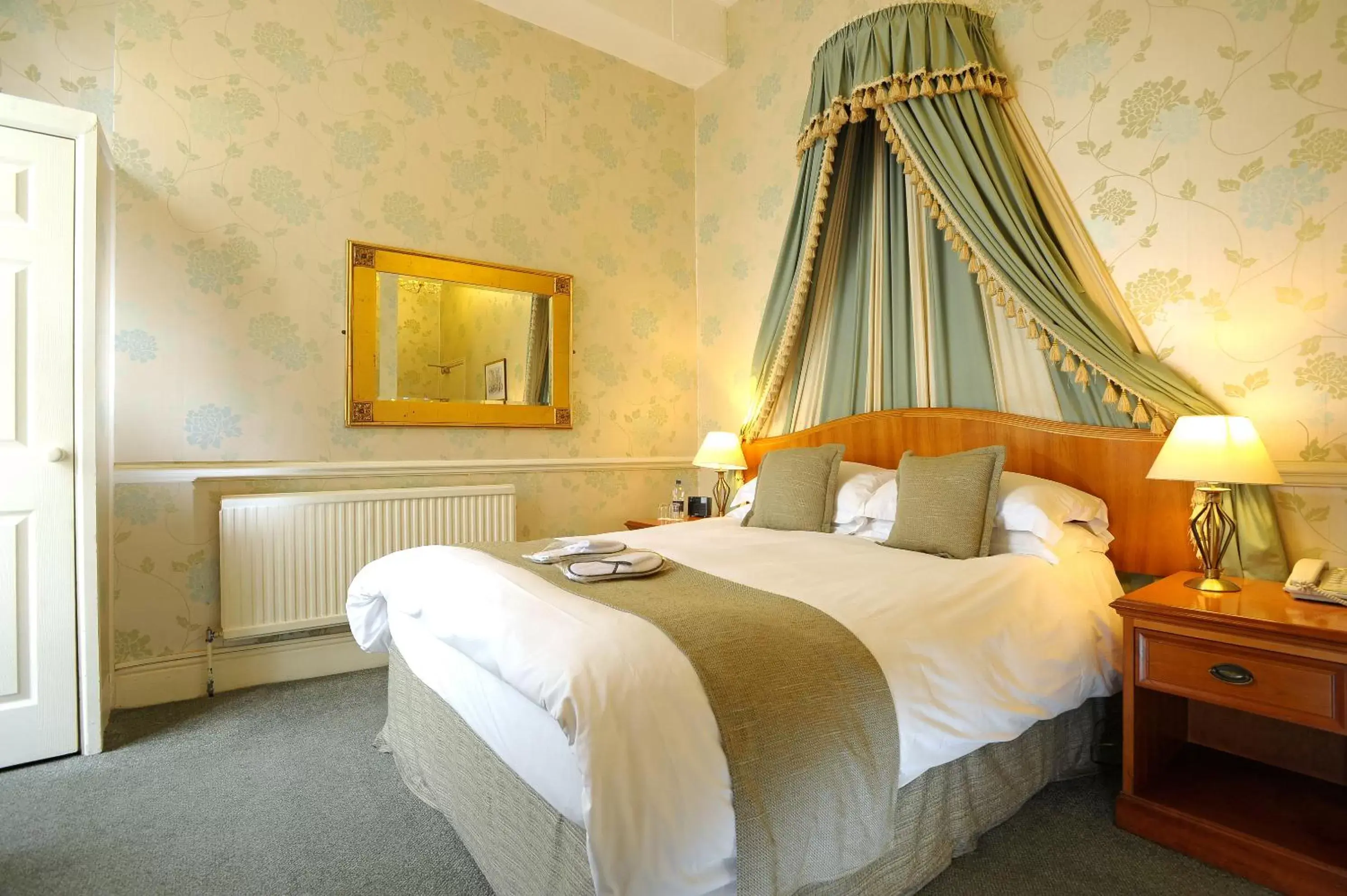 Double Room with Bath in Royal Hotel