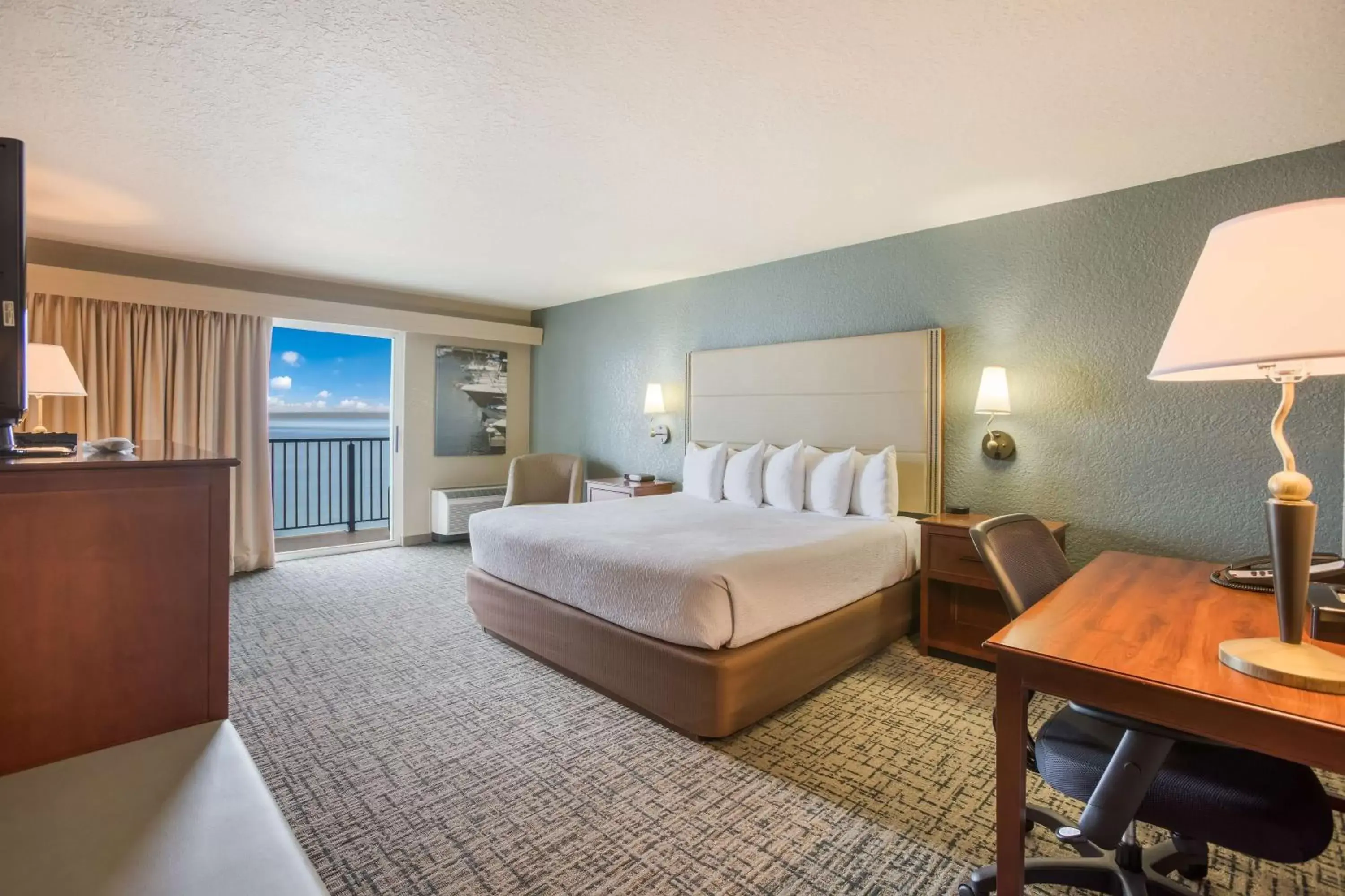 Bedroom, Bed in Best Western Harbour Pointe Lakefront