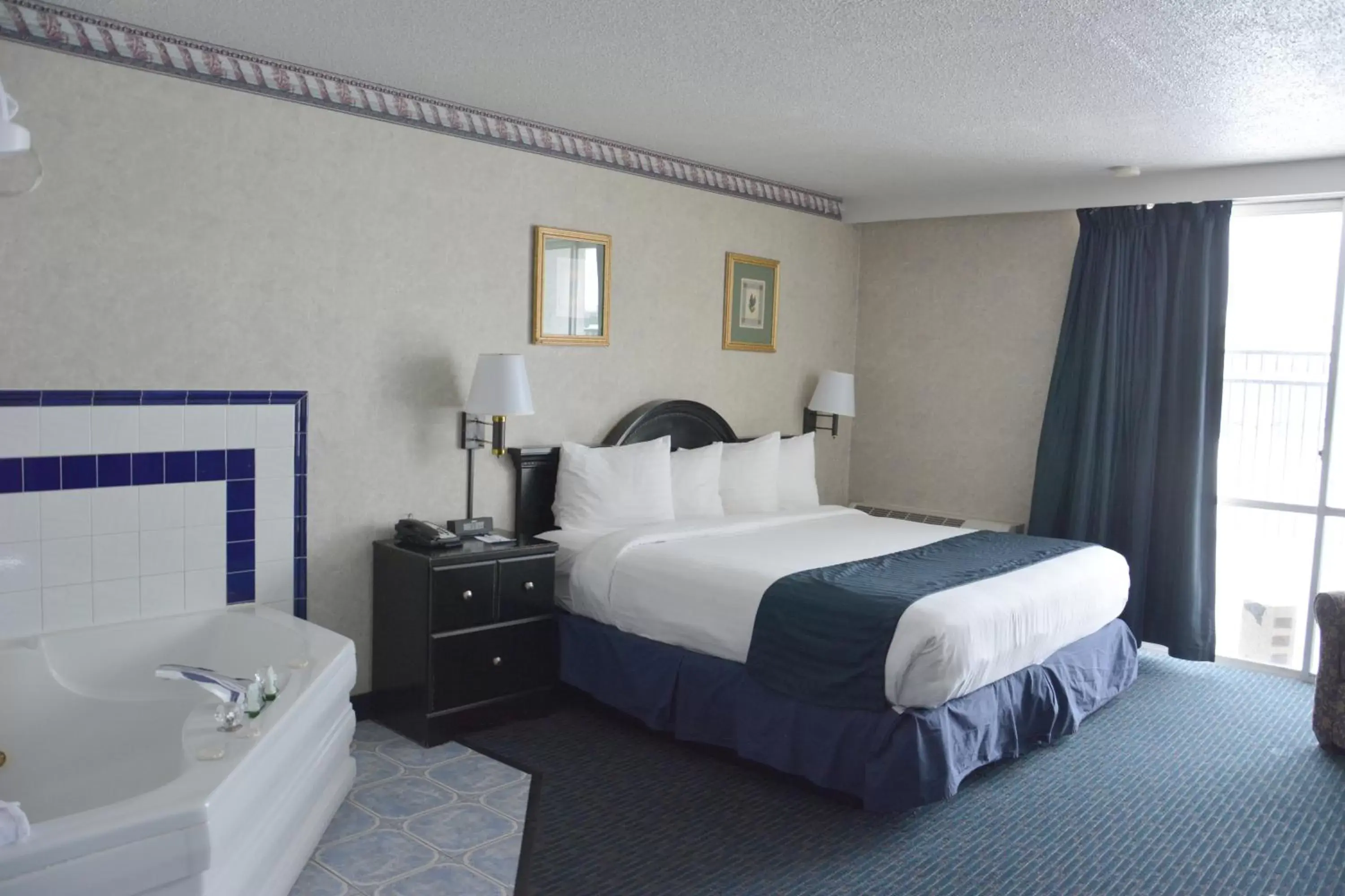 Photo of the whole room, Bed in Travelodge by Wyndham Milwaukee