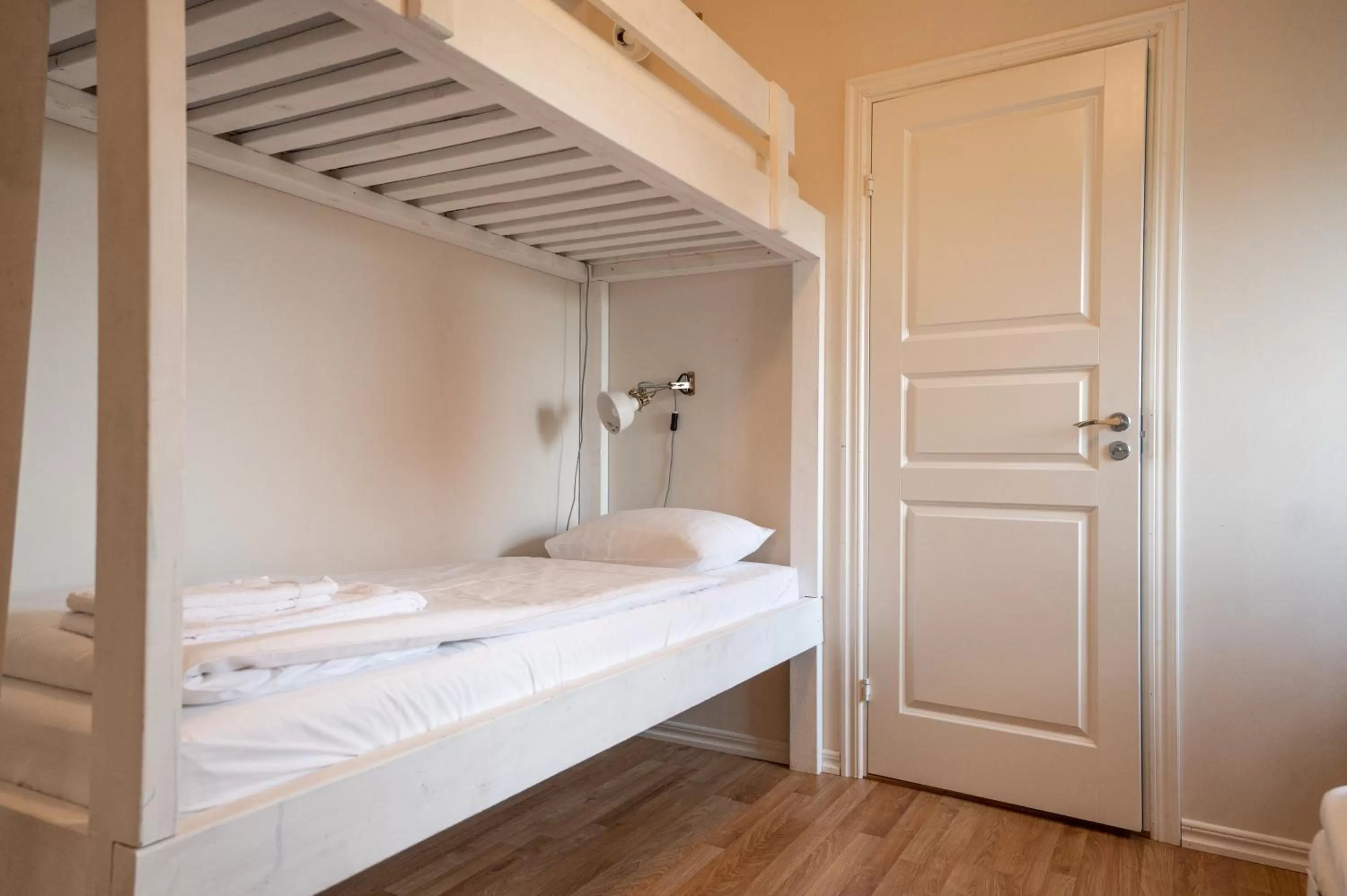 Property building, Bed in Ölands Yoga Studio & Islandshästar, Stugor & Rum