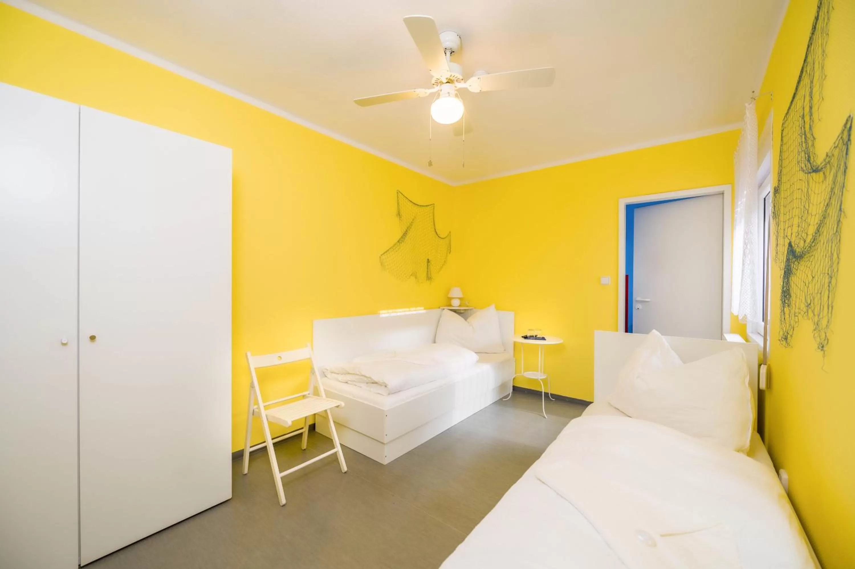 Photo of the whole room, Bed in La Port