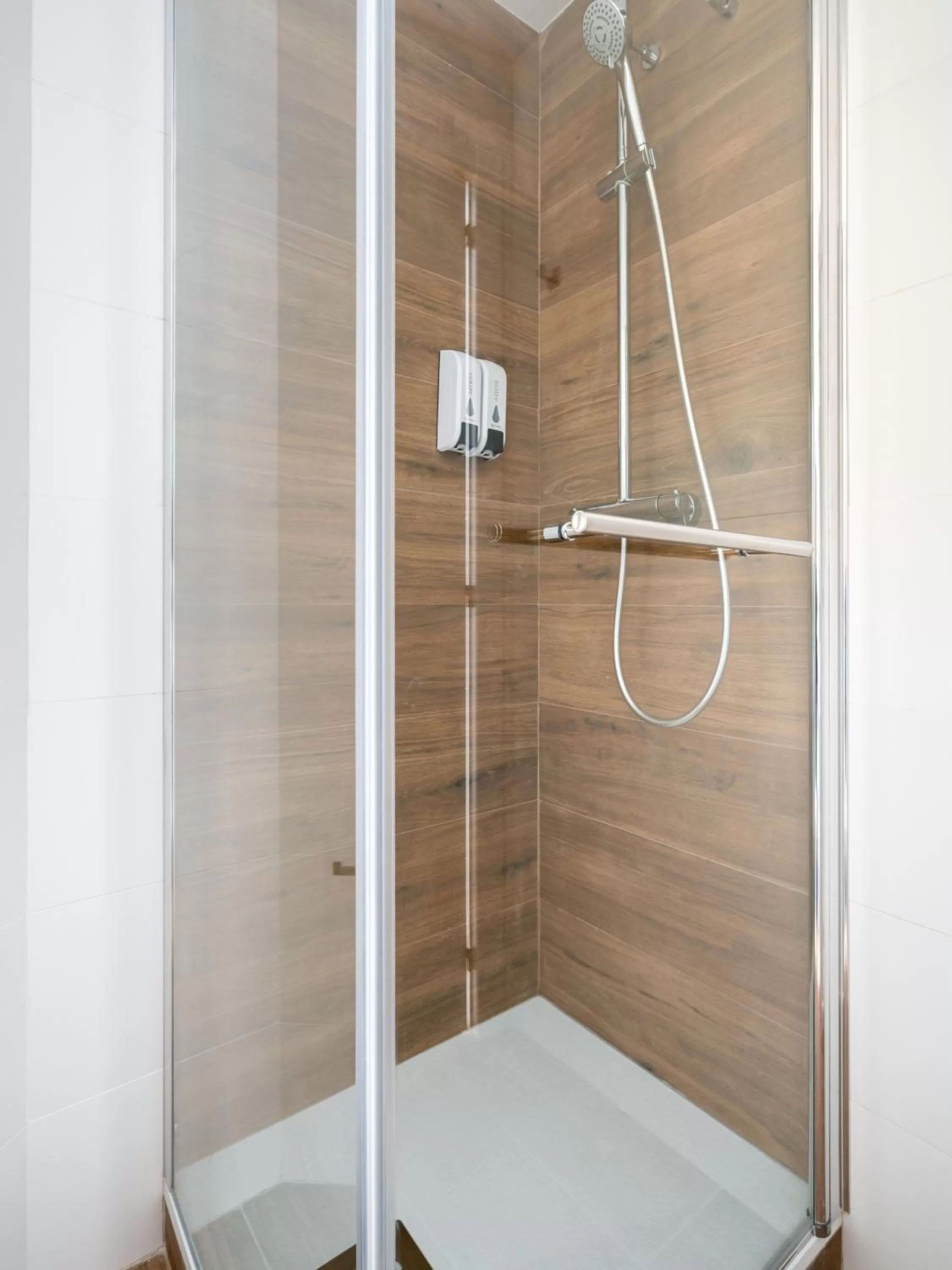 Shower in Limehome Barcelona Carrer de Fontcoberta - Digital Access
