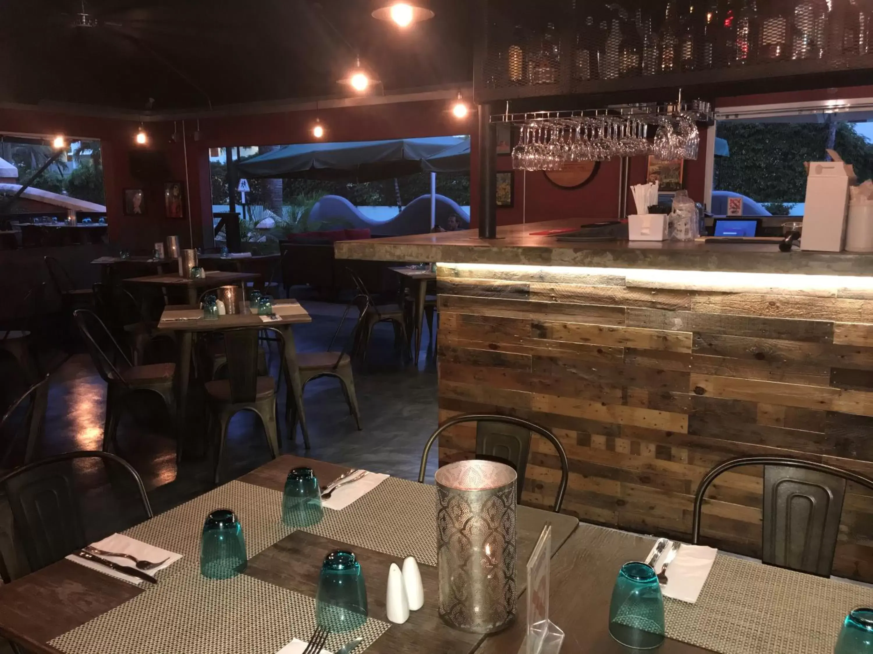Restaurant/places to eat, Lounge/Bar in Coconut Court Beach Hotel
