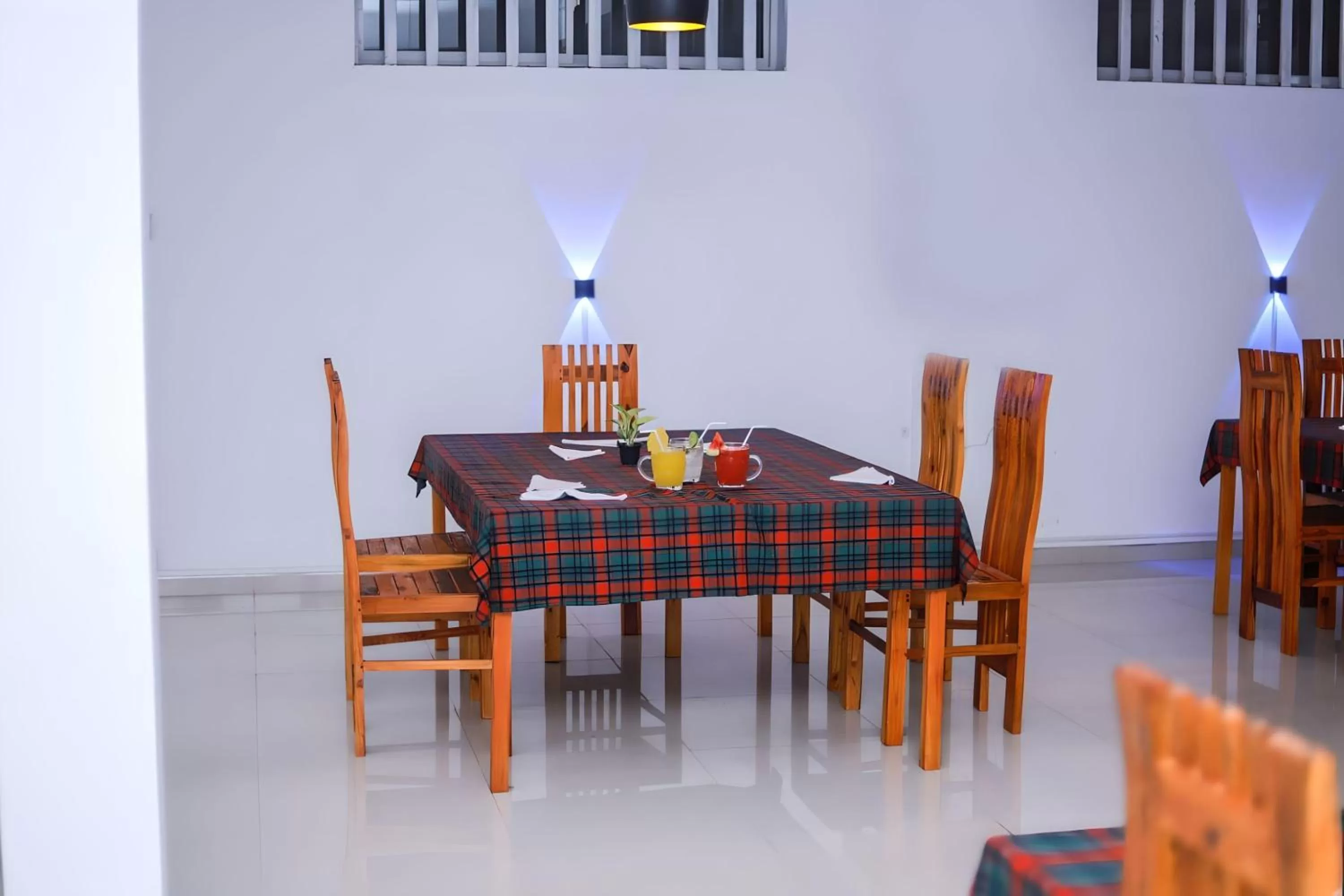 Restaurant/places to eat, Dining Area in Royal Hub