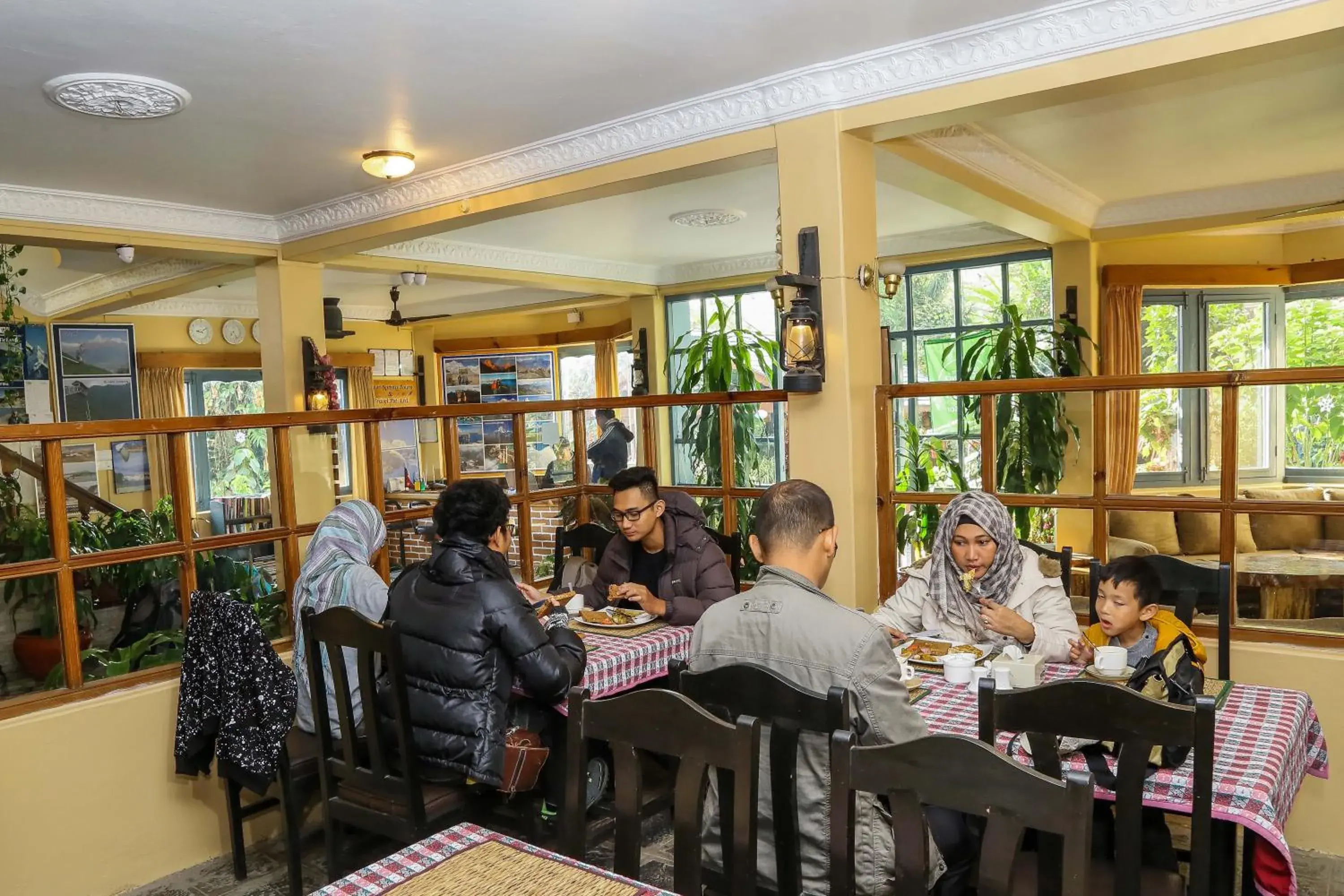 Restaurant/places to eat in Hotel Silver Oaks Inn Restaurant/places to eat in Hotel Silver Oaks Inn