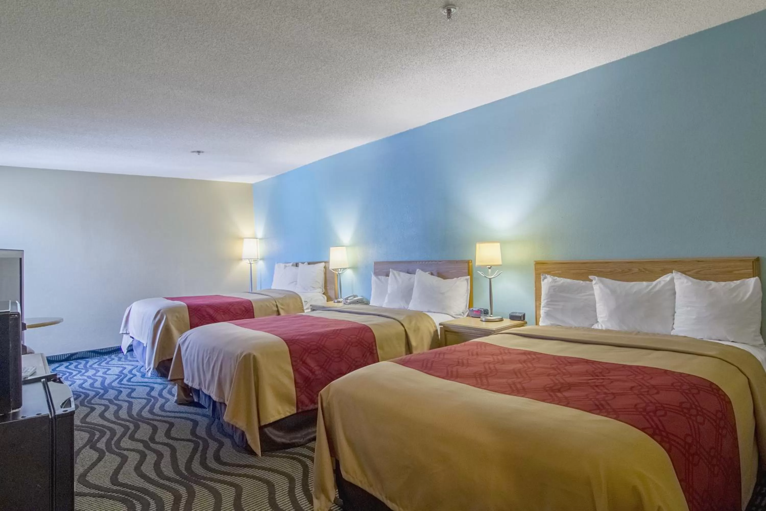 Bed in Econo Lodge Darien