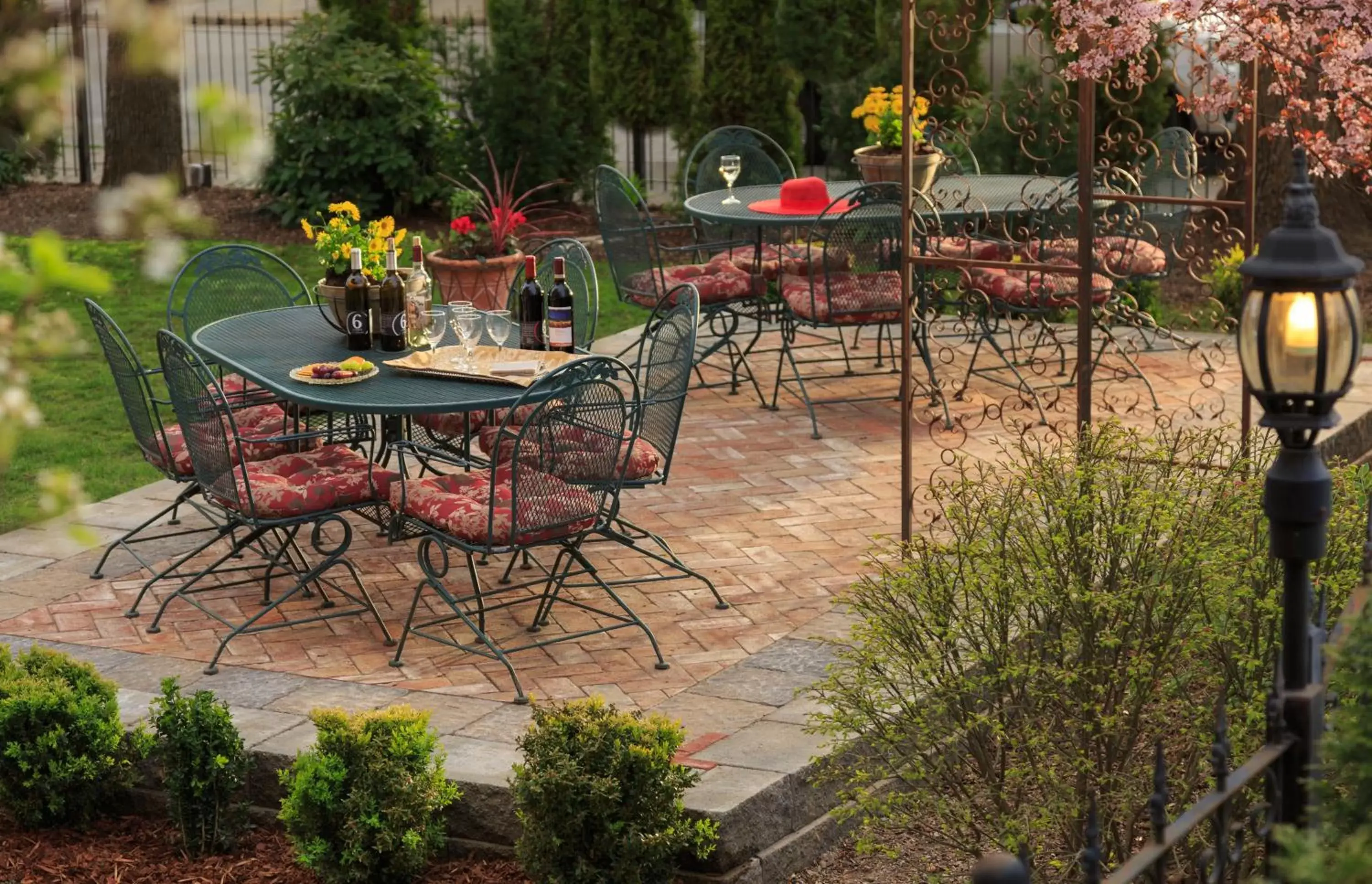 Patio in The Roosevelt Inn