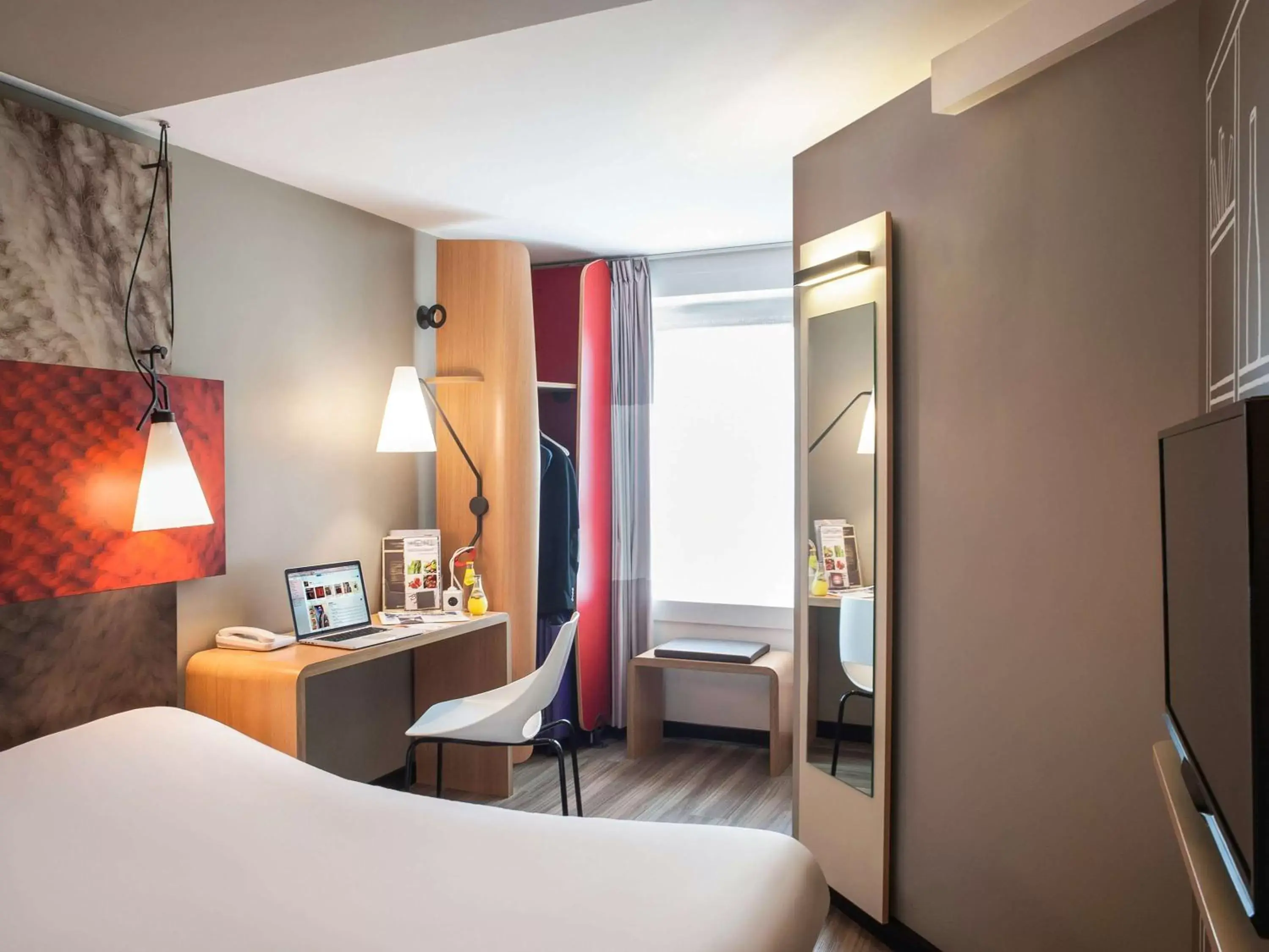 Photo of the whole room, Bed in ibis Beaune Centre