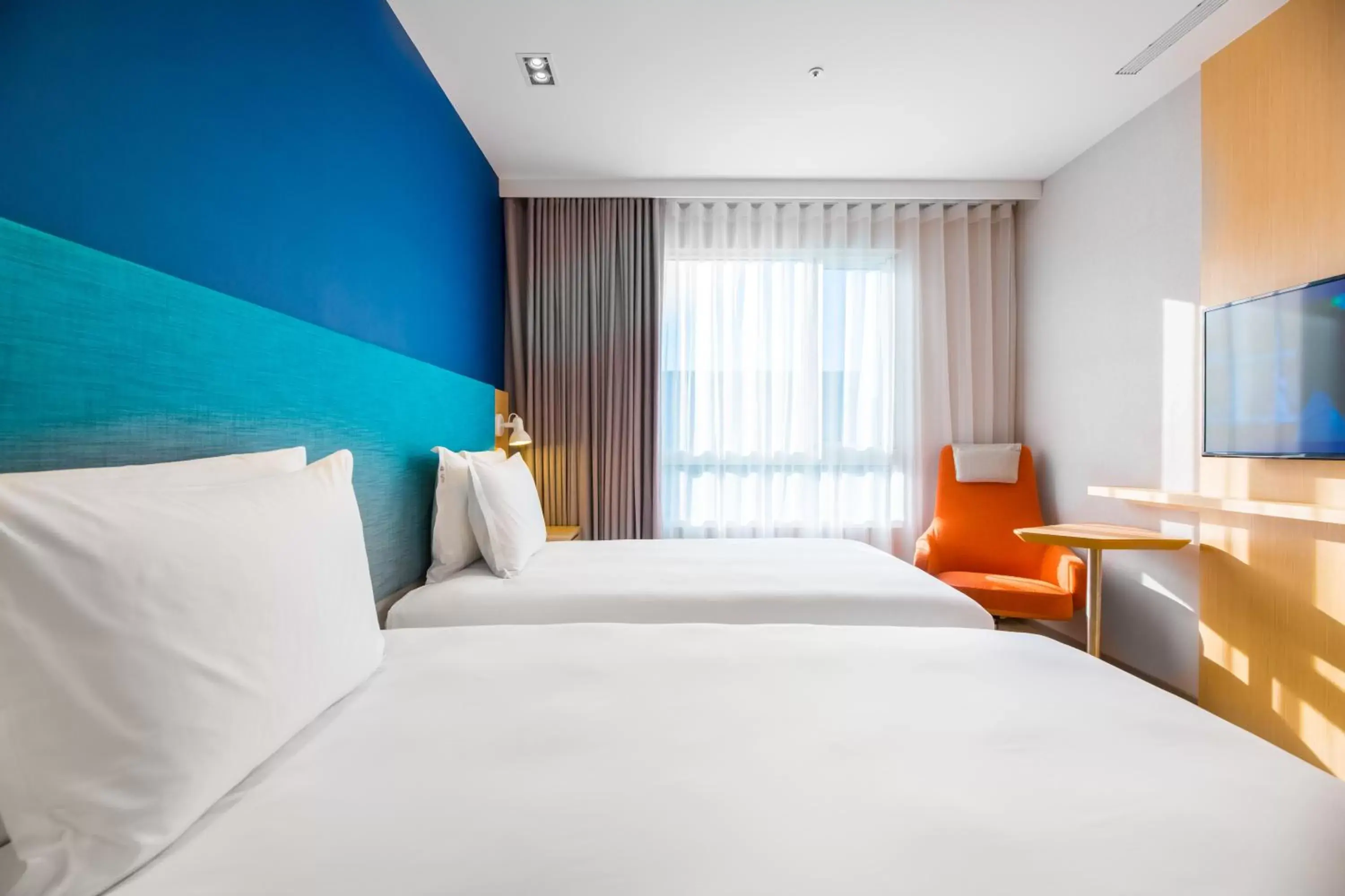 Bed in Holiday Inn Express Taichung Fengchia, an IHG Hotel