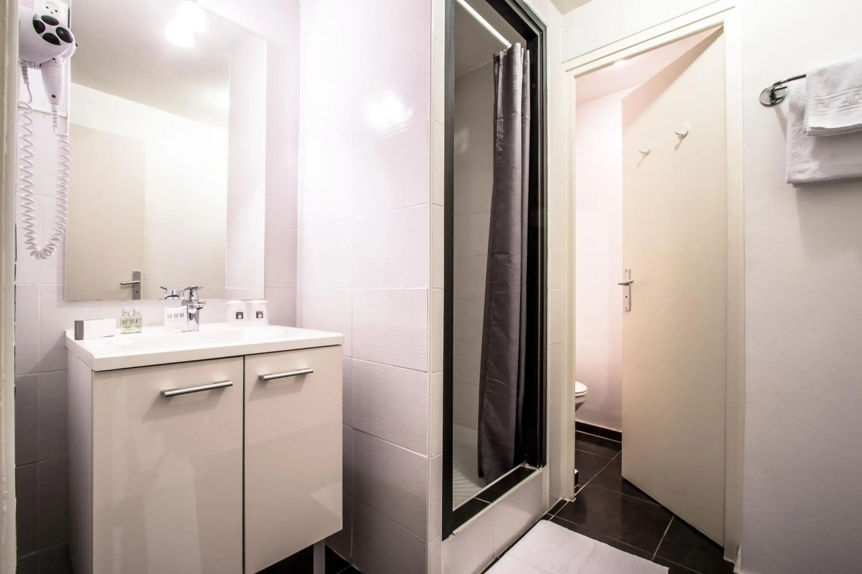 Shower, Bathroom in Hotel Actuel Chambéry Centre Gare