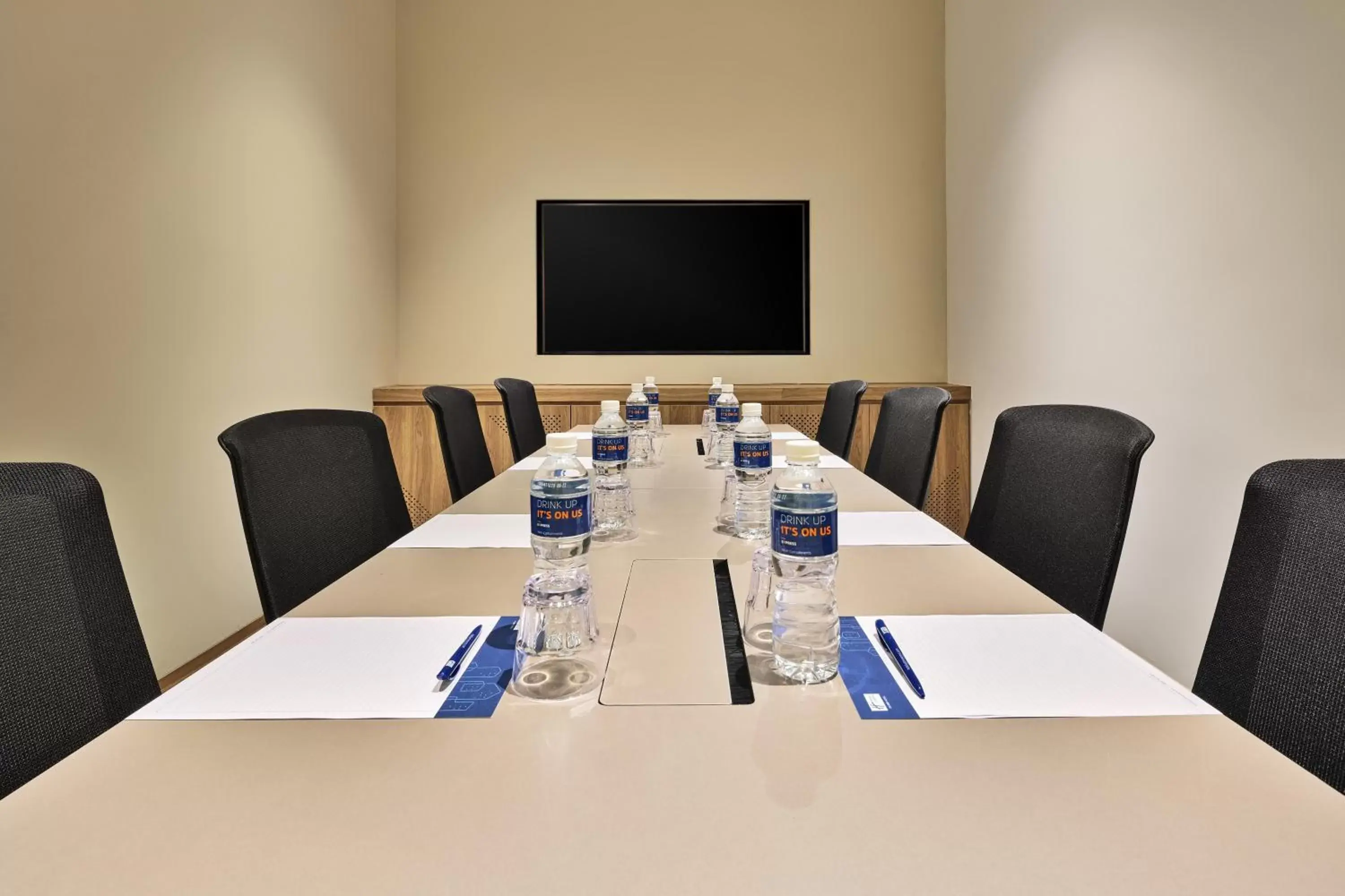 Meeting/conference room in Holiday Inn Express Singapore Serangoon, an IHG Hotel