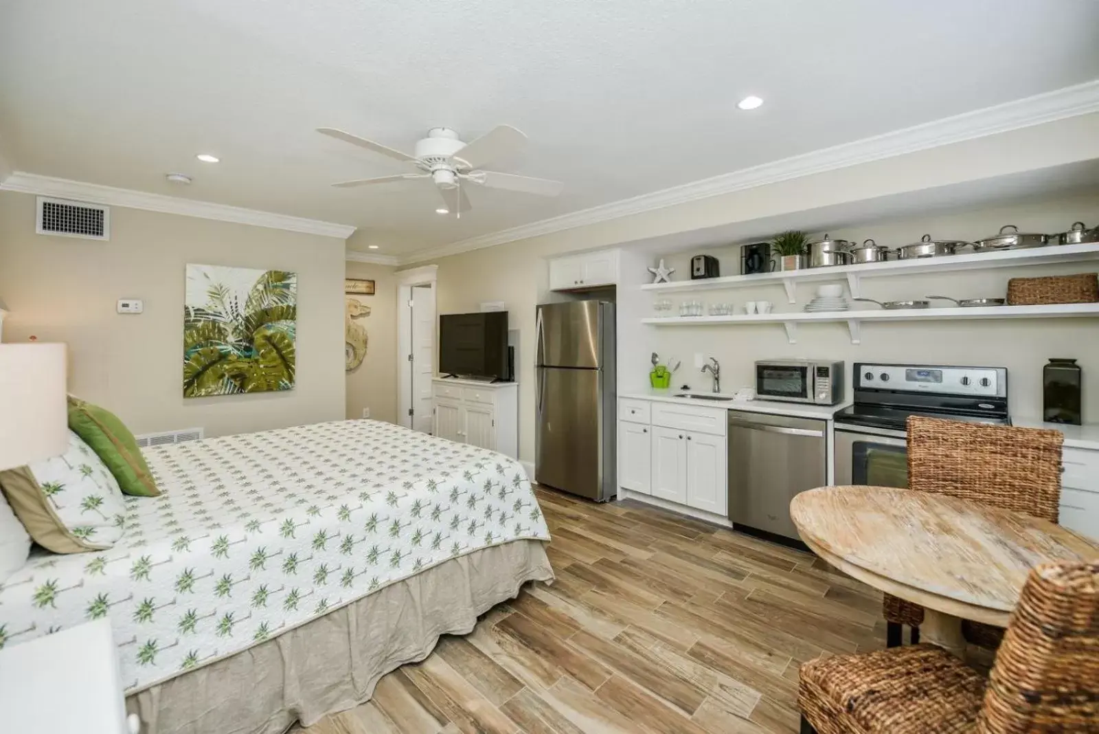 Kitchen or kitchenette, Kitchen/Kitchenette in Tropical Breeze Resort