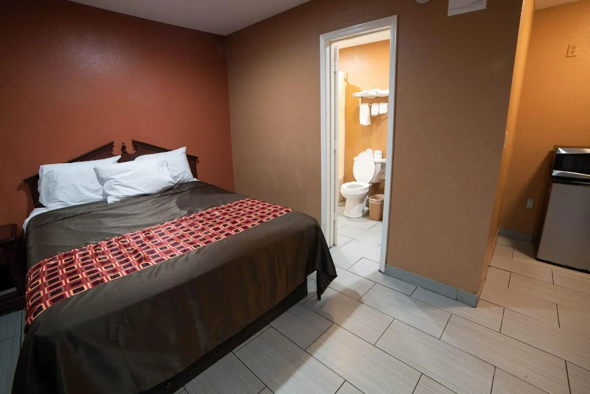 Kitchen or kitchenette, Bed in Americas Best Value Inn and Suites Siloam Springs