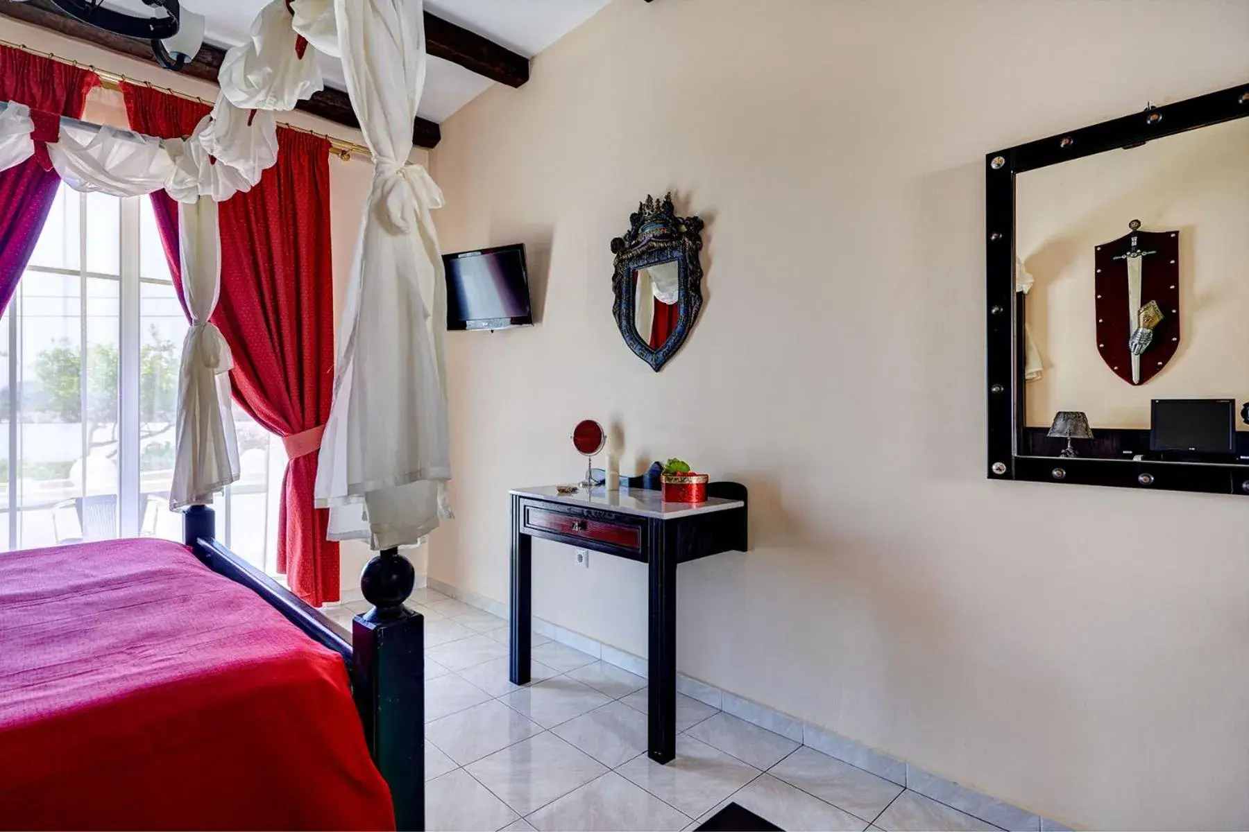 Bed, TV/Entertainment Center in Castello Di Cavallieri Suites & Spa - Adults Only