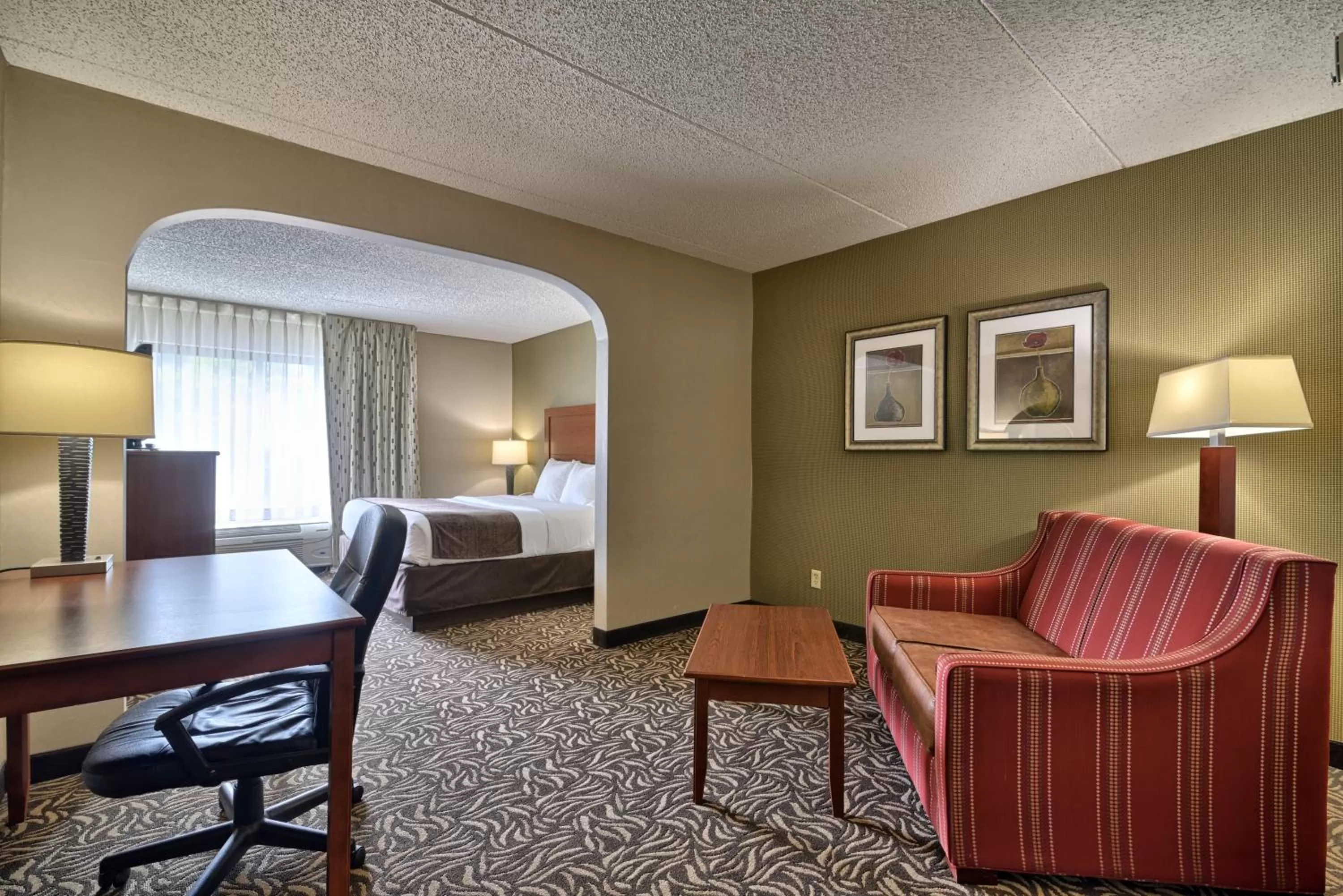 Seating area in Clarion Inn & Suites Cortland - University Area