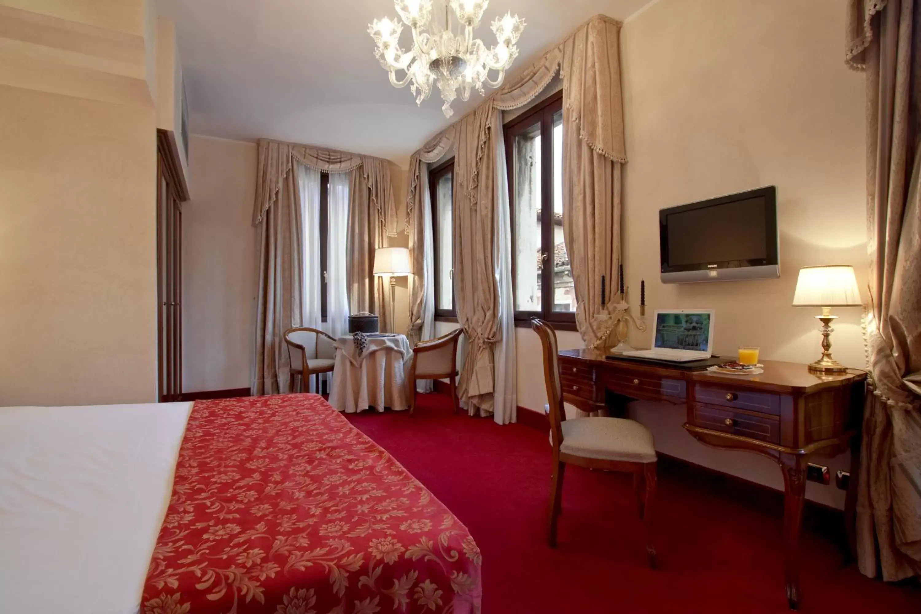 Bedroom, TV/Entertainment Center in Hotel Al Ponte Dei Sospiri