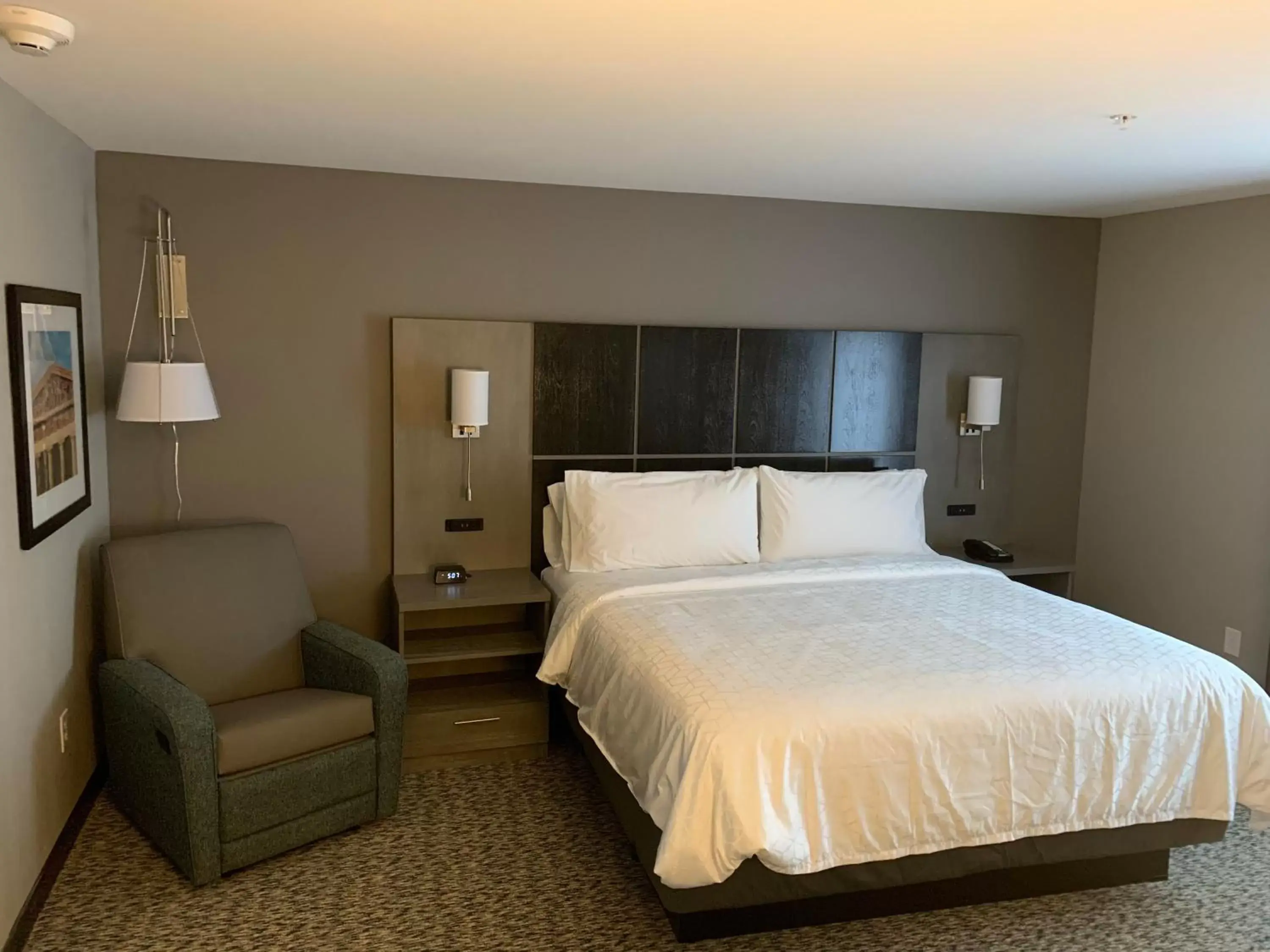 Photo of the whole room, Bed in Candlewood Suites - Lebanon, an IHG Hotel