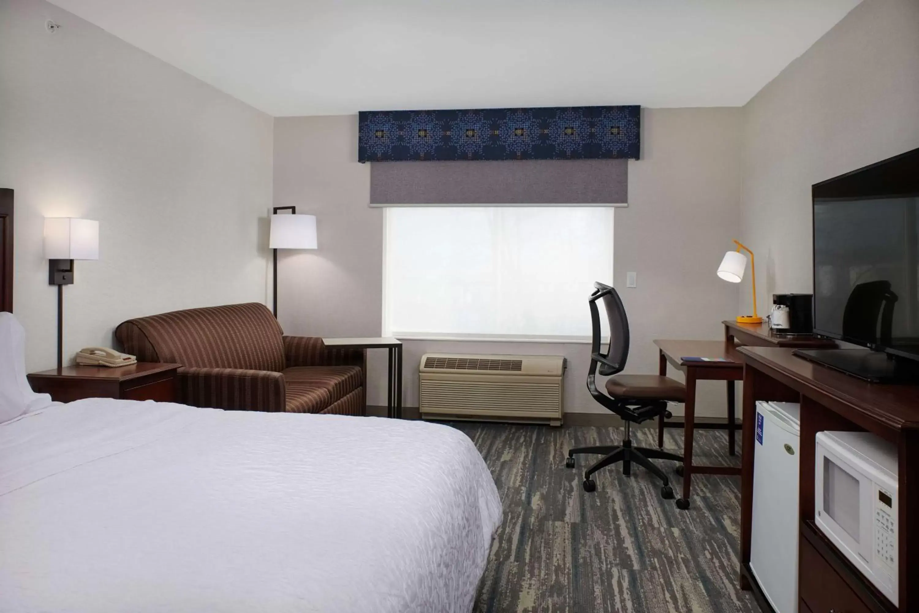 Bedroom, TV/Entertainment Center in Hampton Inn Helena