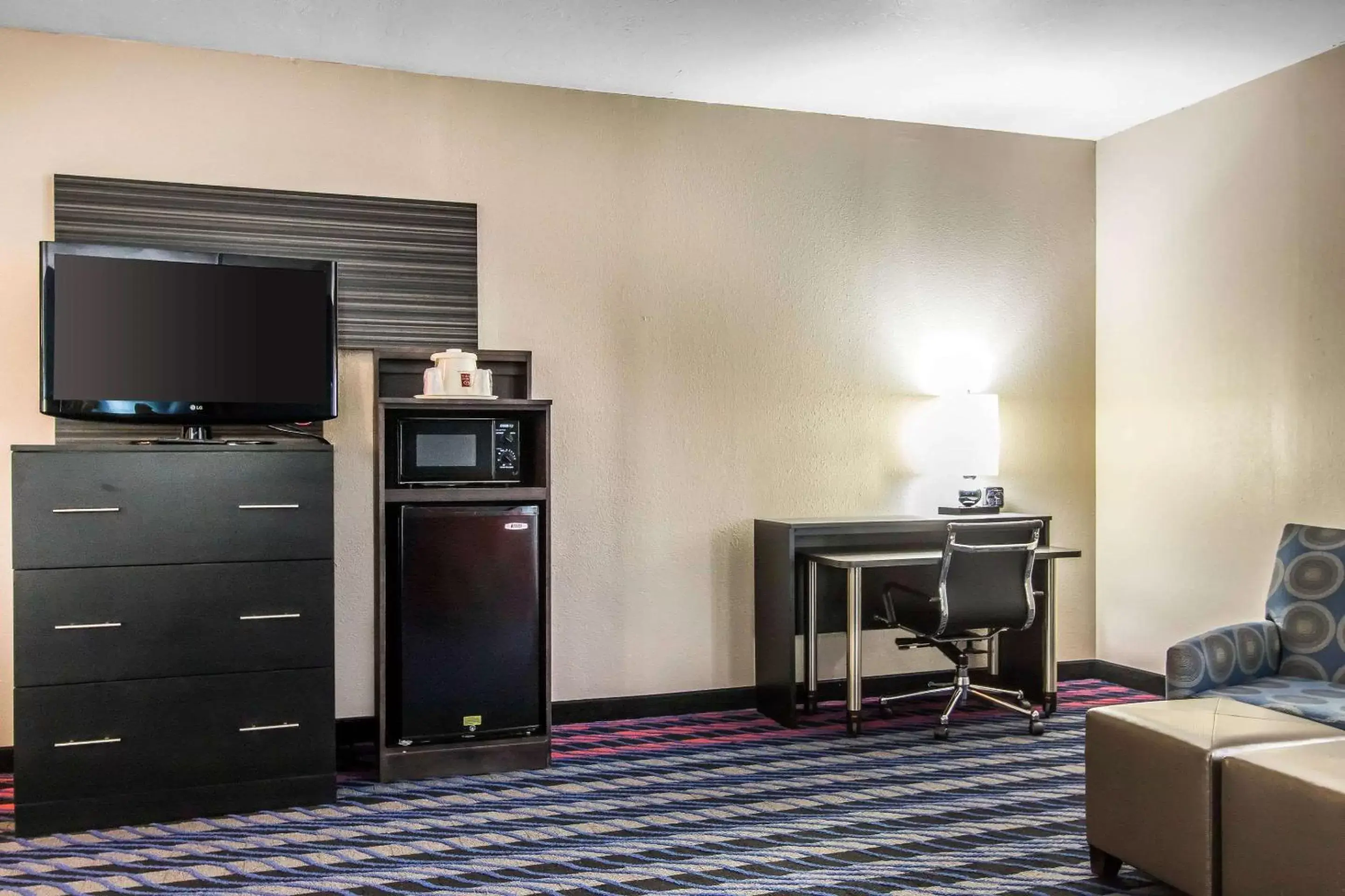 Photo of the whole room, TV/Entertainment Center in Comfort Suites Fairgrounds West