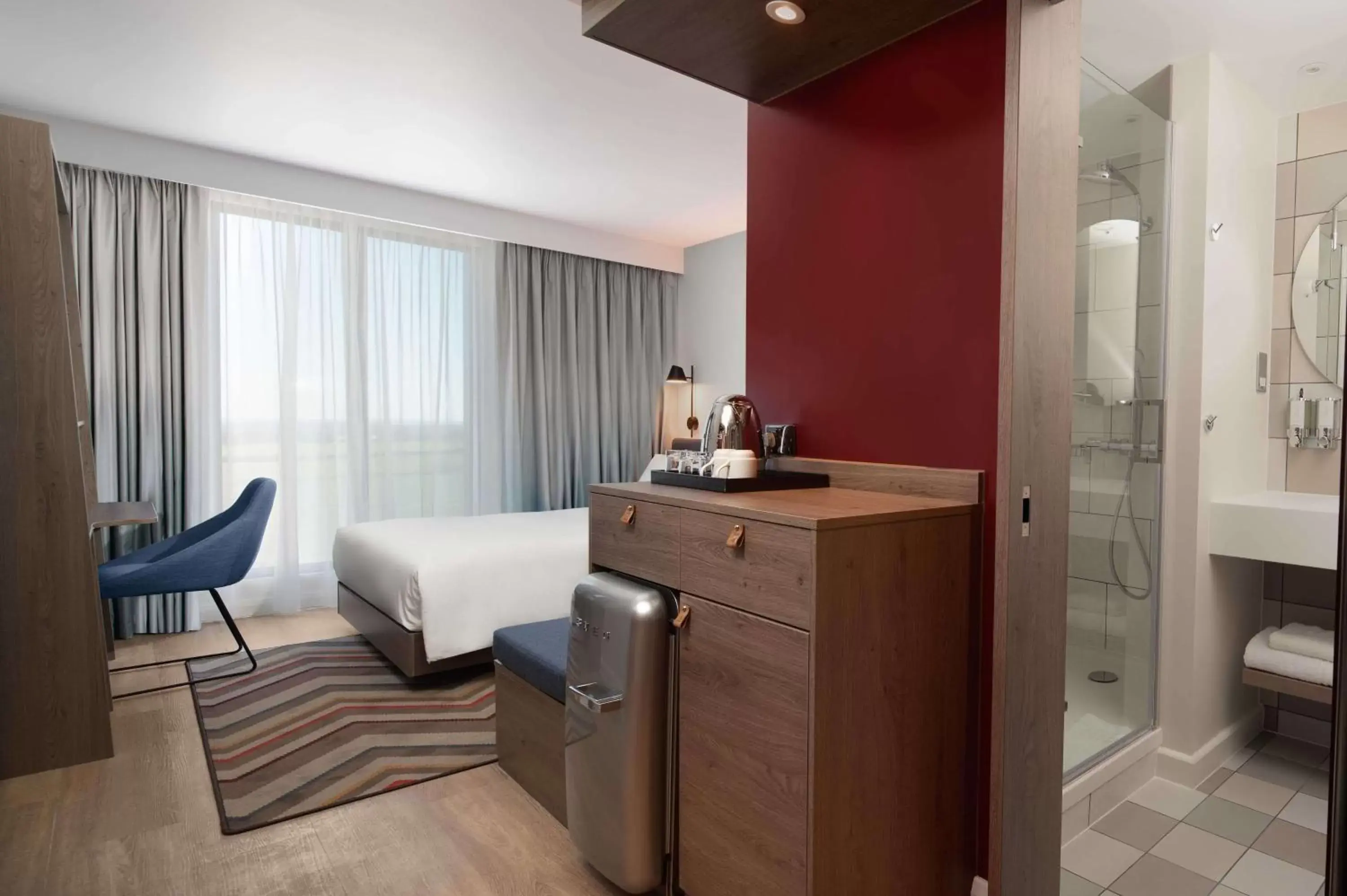 Bedroom, TV/Entertainment Center in Hampton by Hilton High Wycombe