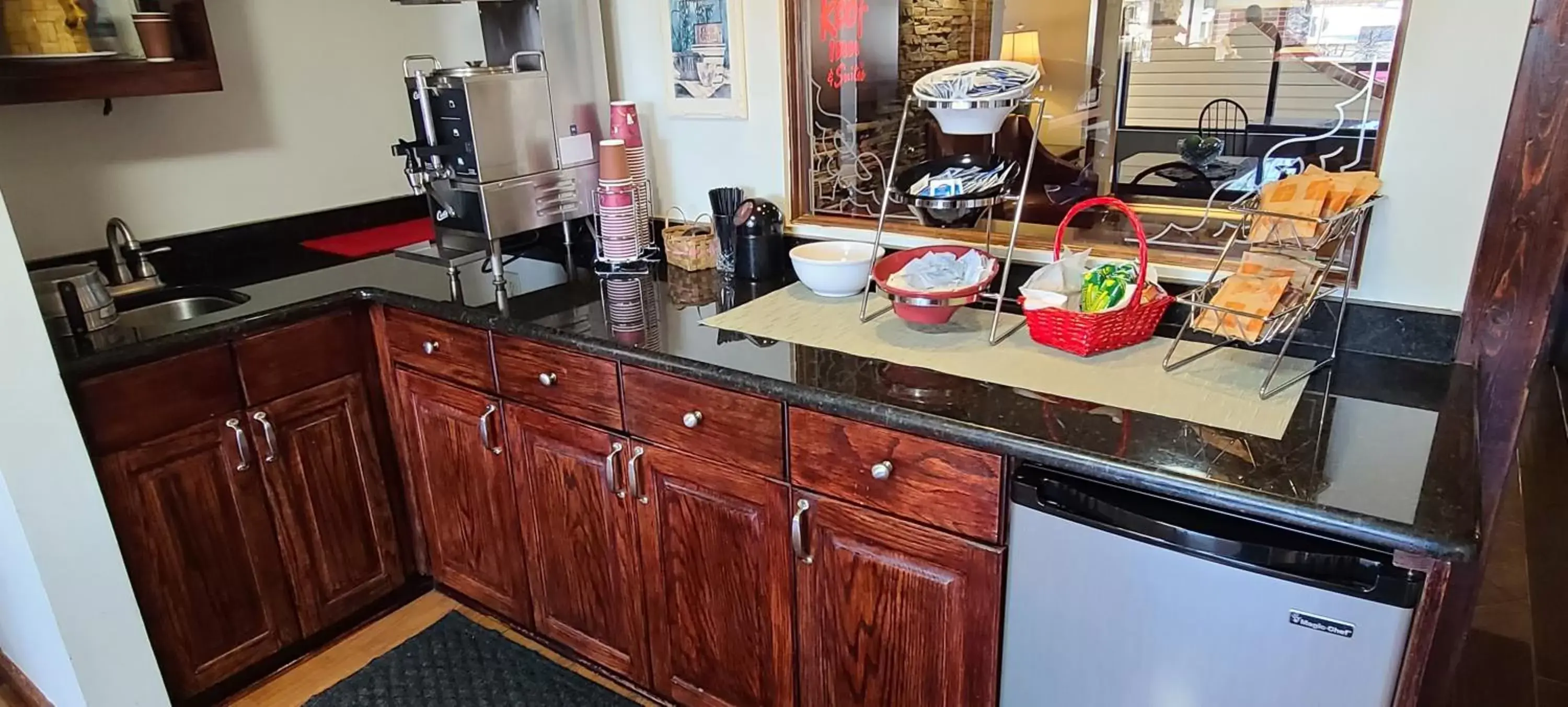 Breakfast, Kitchen/Kitchenette in Red Roof Inn & Suites Cornelius - Lake Norman