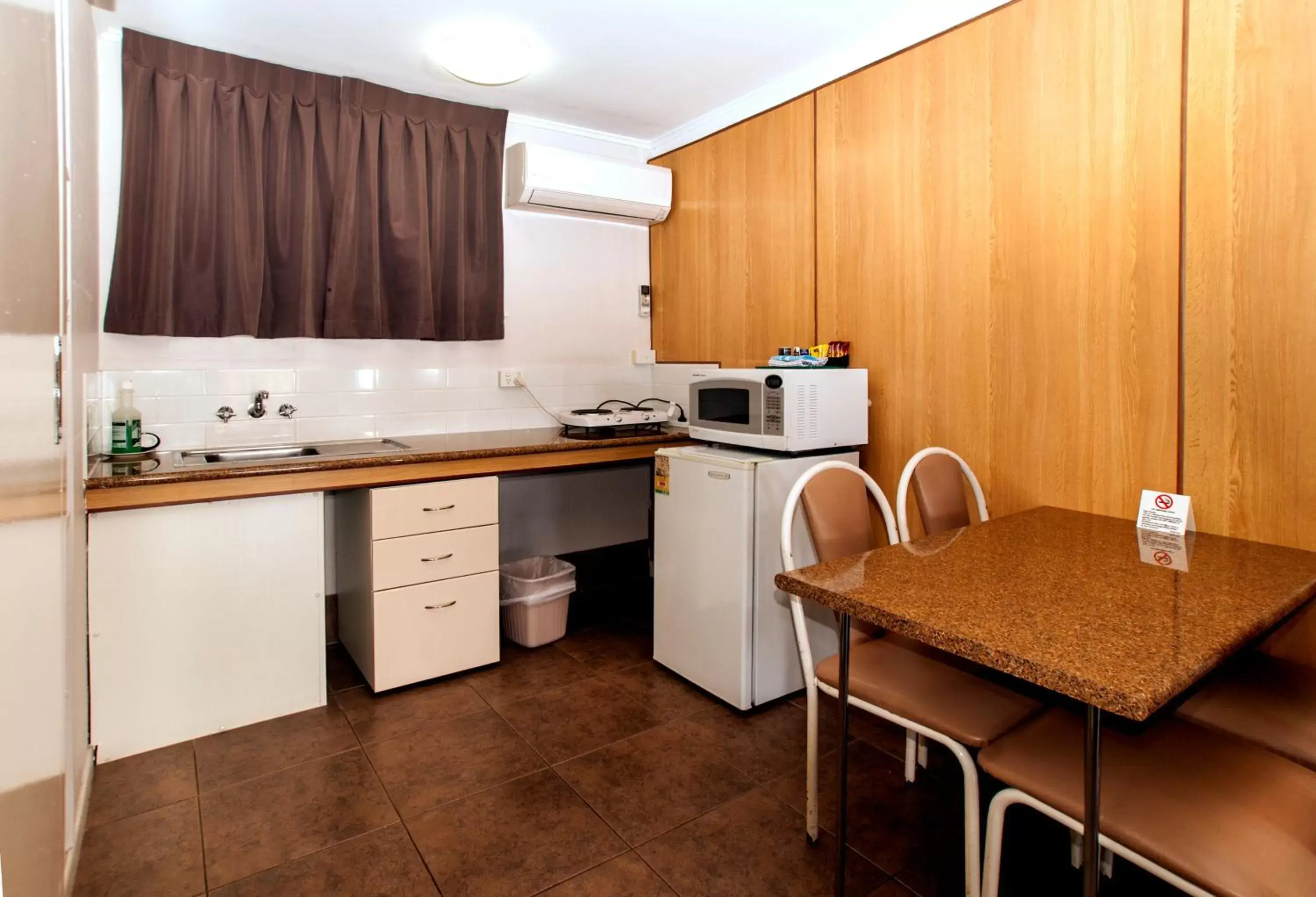 Kitchen/Kitchenette in Jefferys Motel