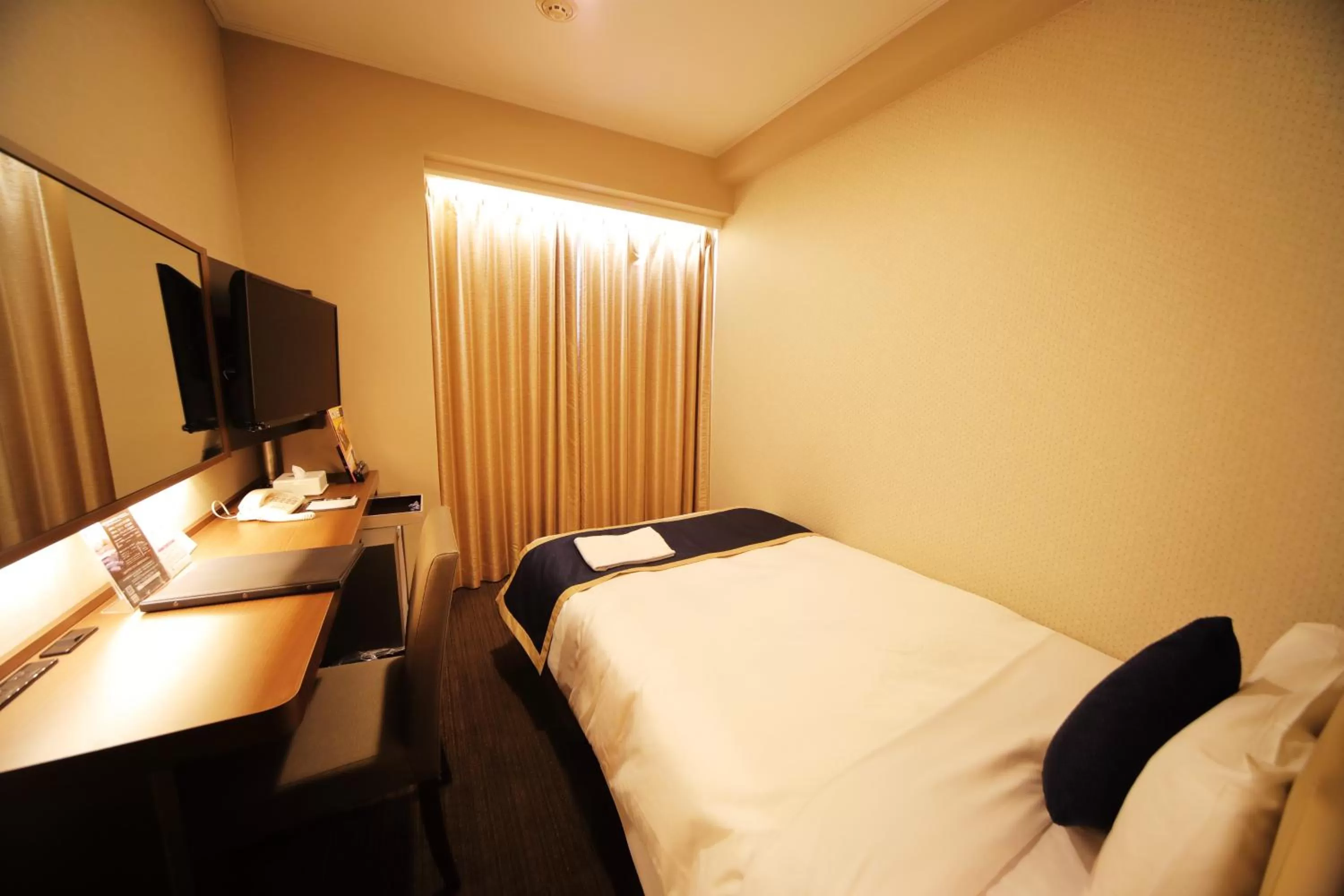 Bed in Hotel Sunroute Asakusa