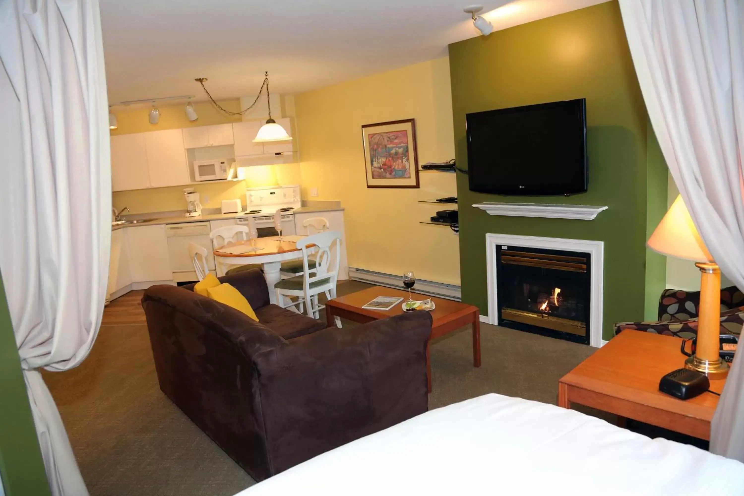 Kitchen or kitchenette, TV/Entertainment Center in Times Square Suites Hotel