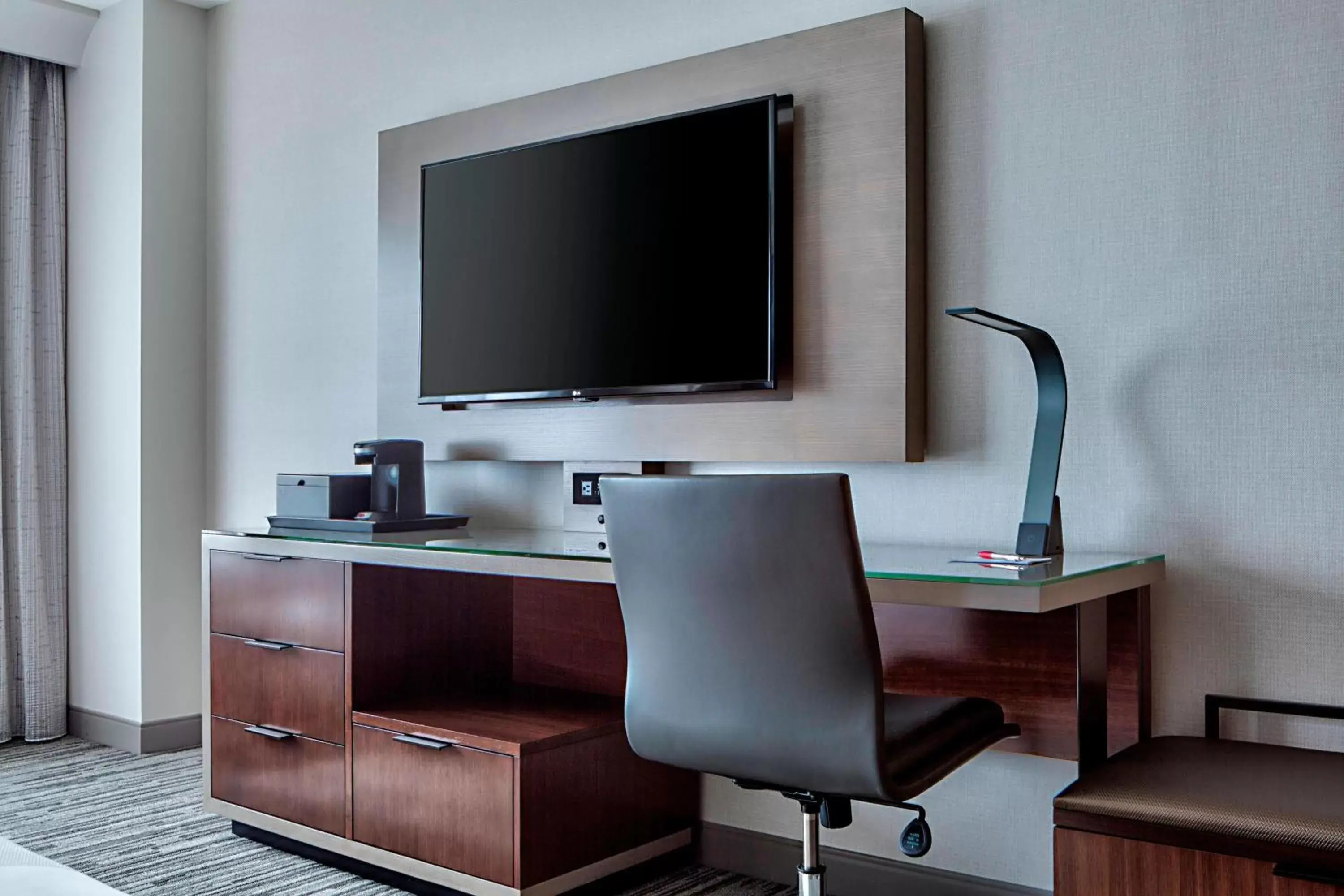 Photo of the whole room, TV/Entertainment Center in Indianapolis Marriott Downtown