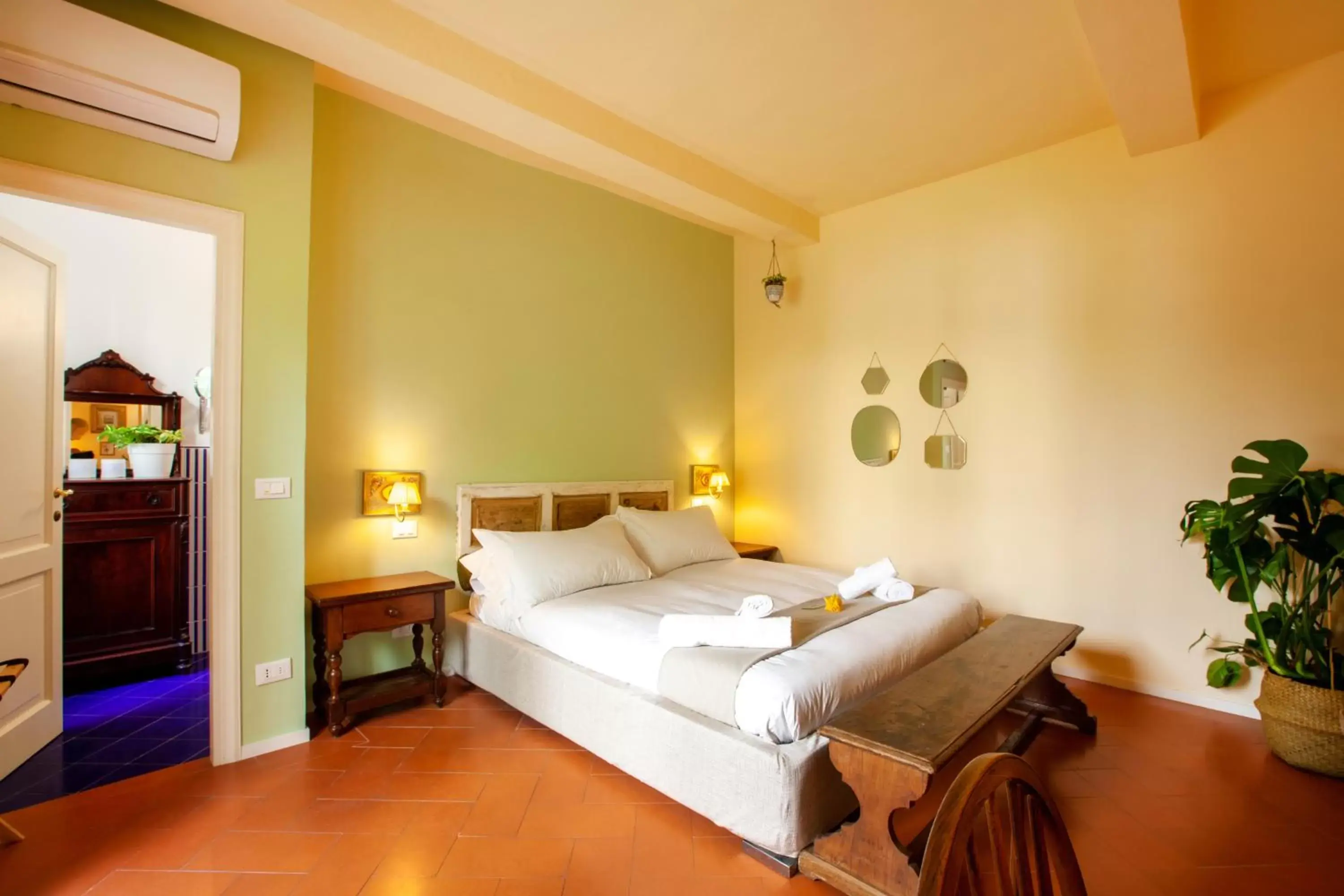 Photo of the whole room, Bed in Secret Garden Firenze