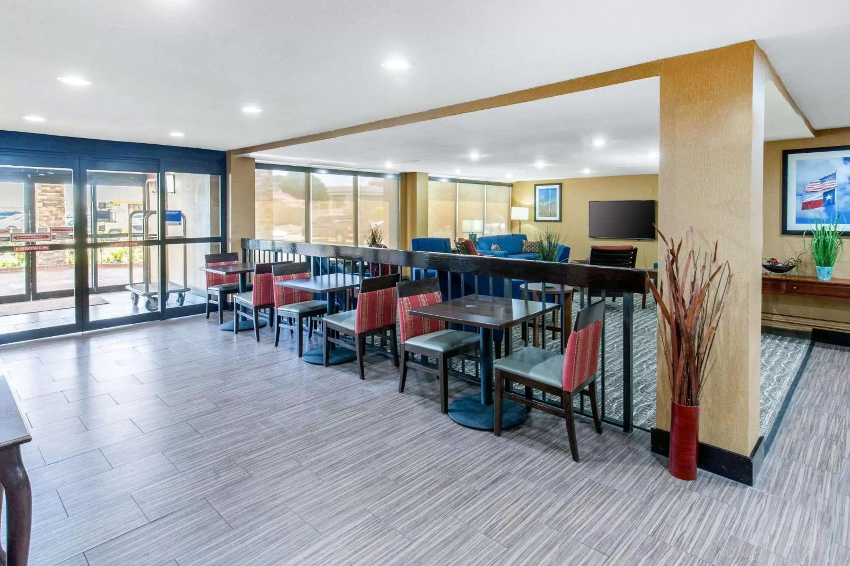 Lobby or reception, Restaurant/Places to Eat in Comfort Inn Wichita Falls North