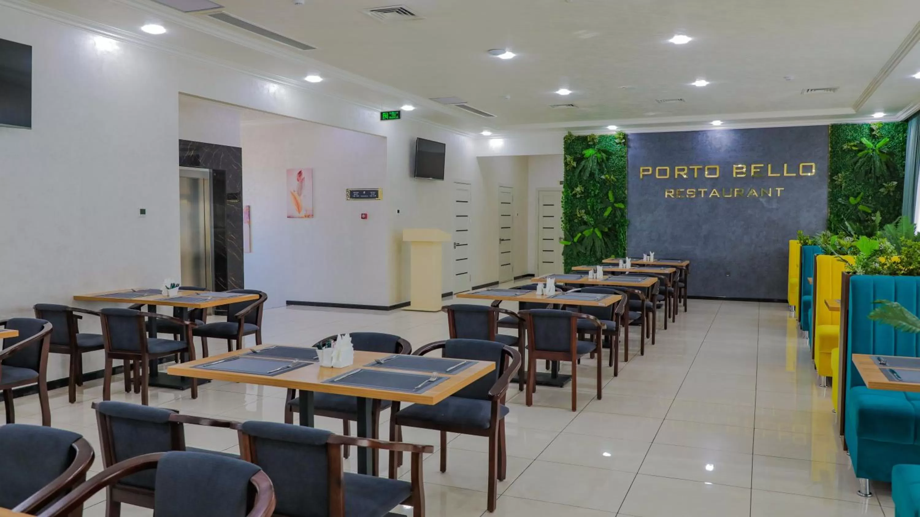 Restaurant/Places to Eat in Porto Bello Hotel