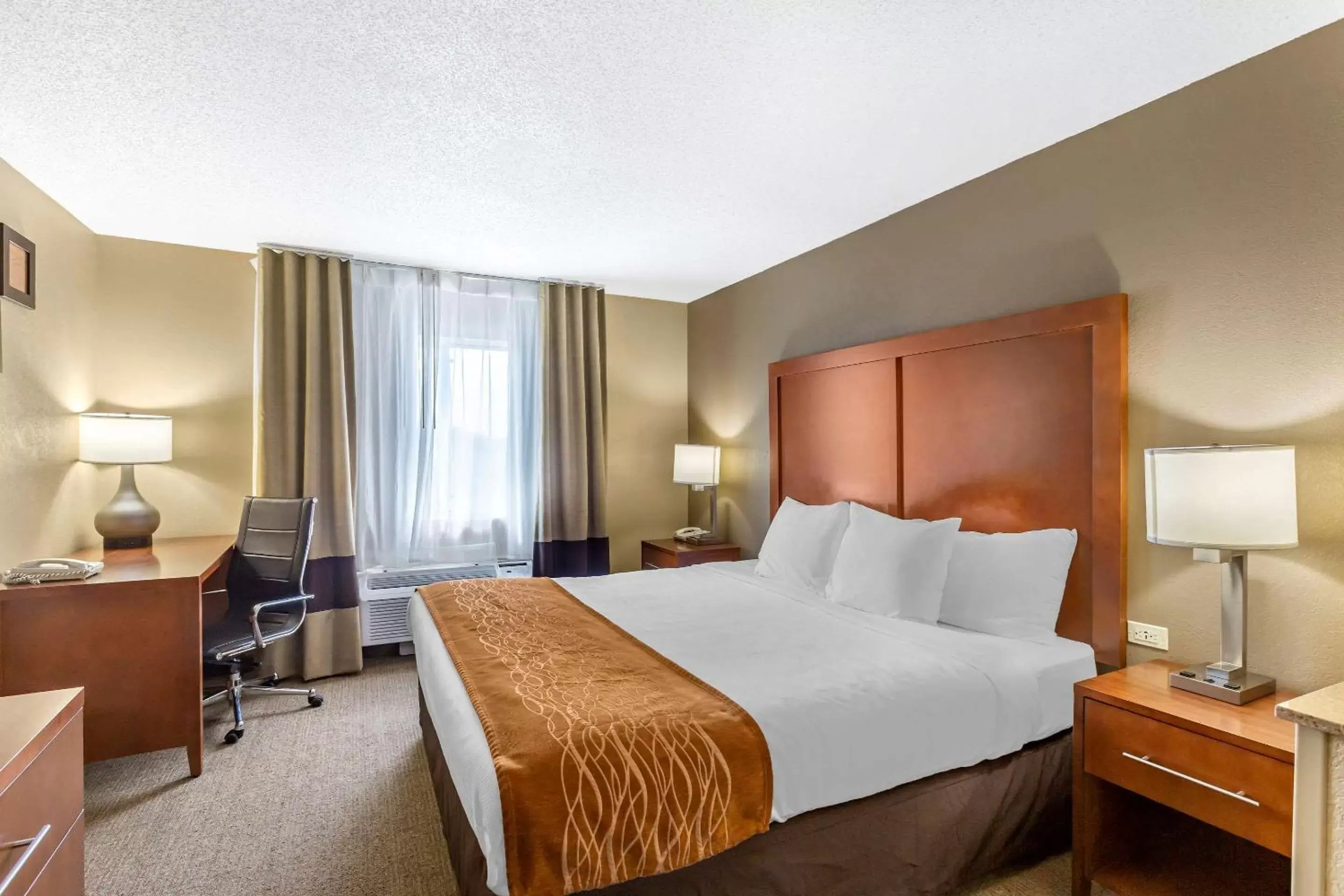 Bedroom, Bed in Comfort Inn Gurnee near Six Flags