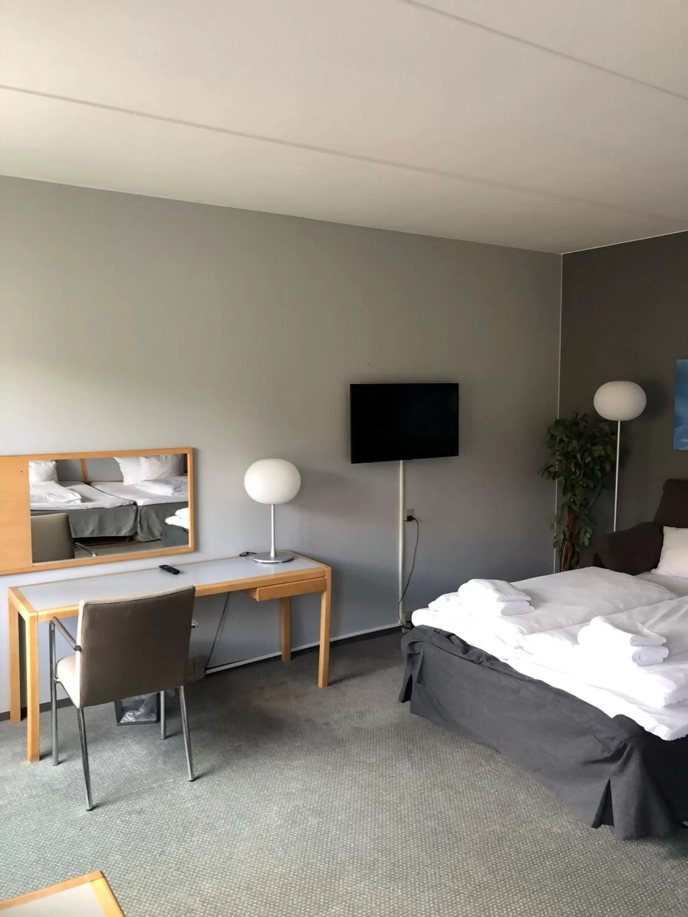 Bed, TV/Entertainment Center in Thon Partner Hotel Høje Taastrup